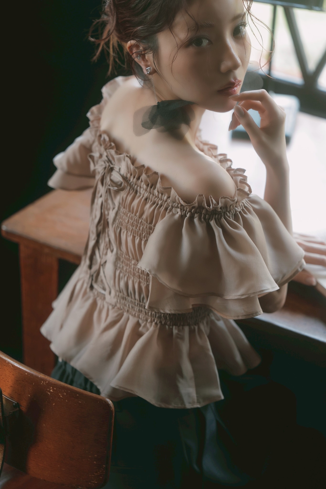 【And Couture】エアリーティアードオフショルブラウス