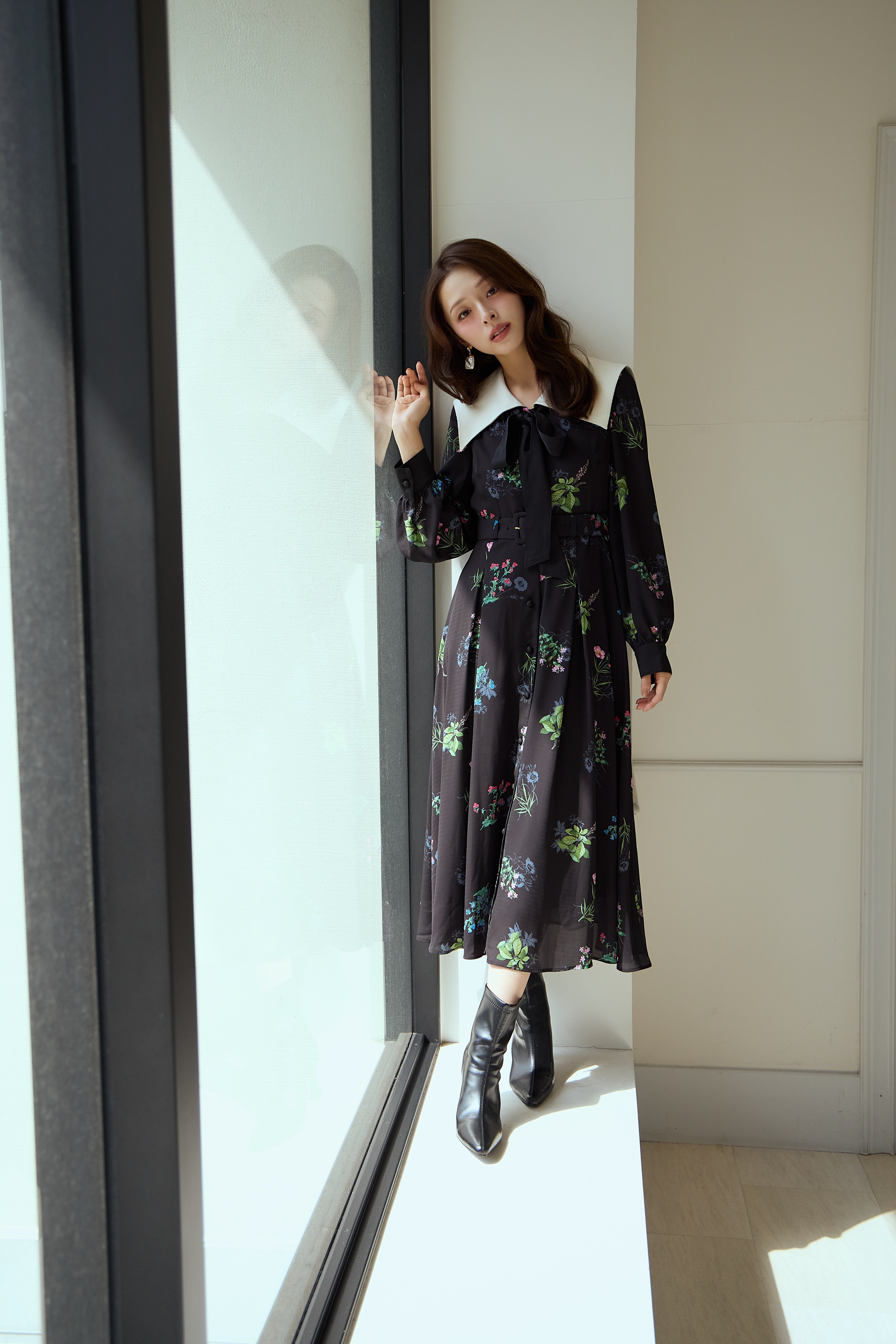 【AND COUTURE】ドローイングフラワー配色襟長袖ワンピース