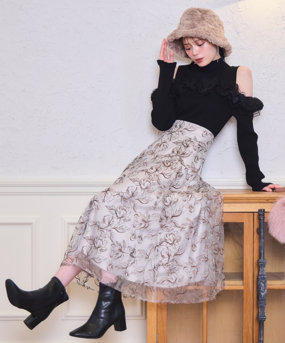 ラインフラワー刺繍スカート