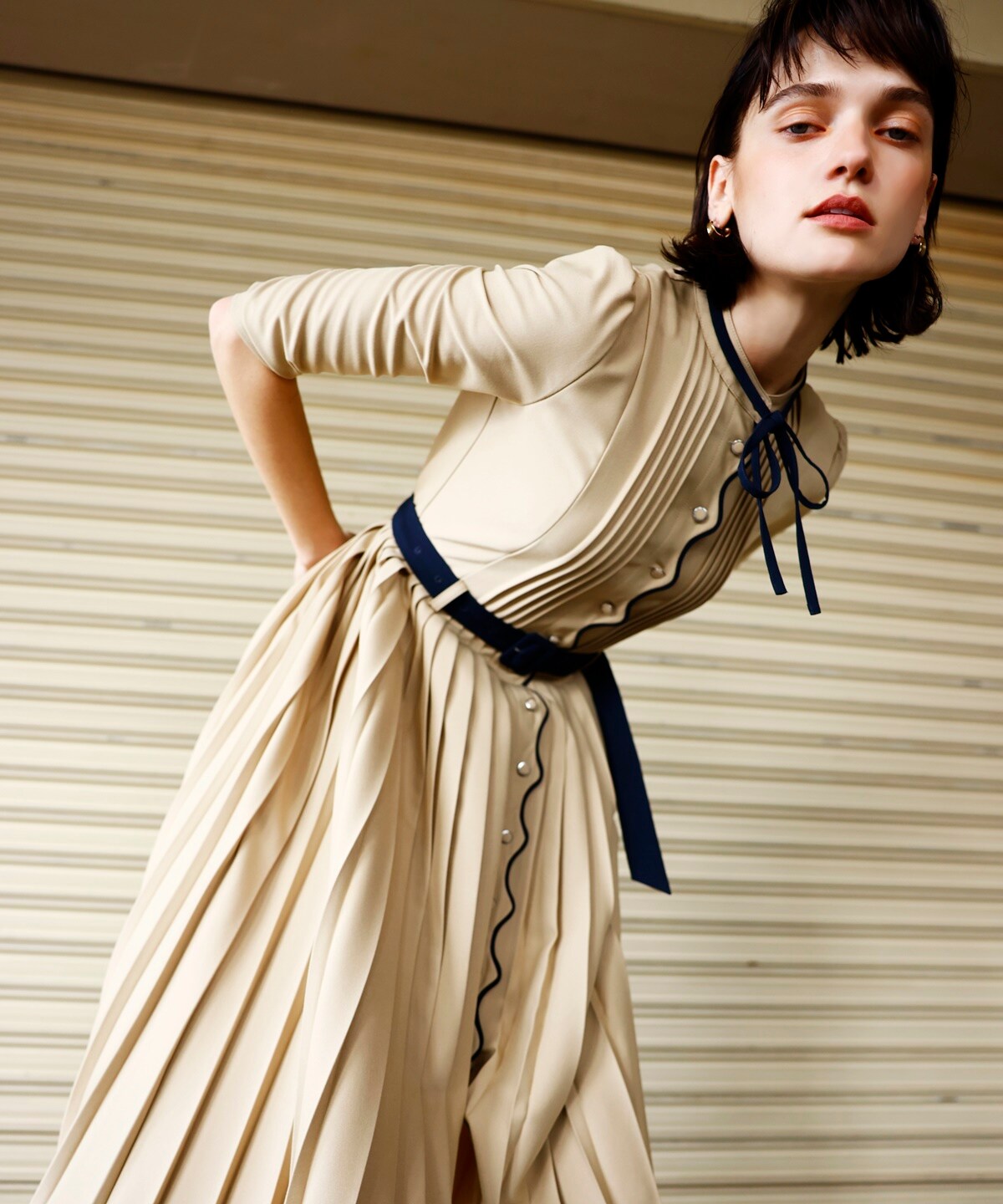 スカラッププリーツワンピース S ベージュ Redyazel 公式オンラインショップ バーンデストローズ