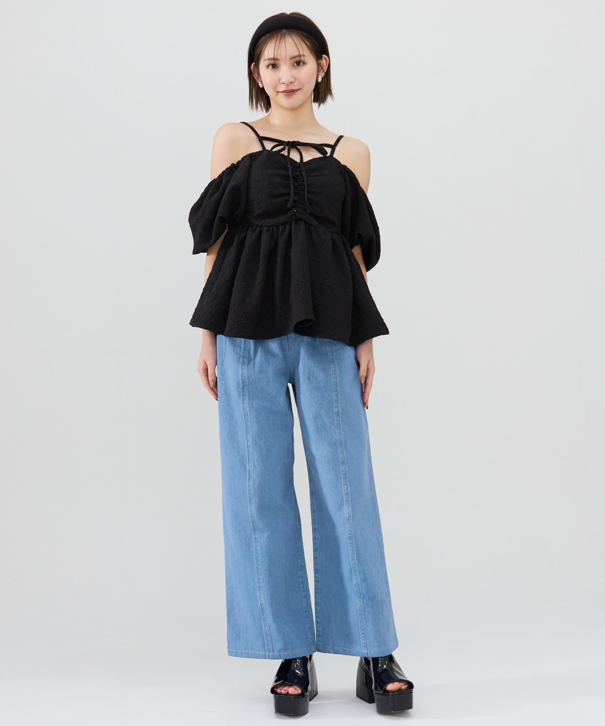 ロゴ刺繍タックデニムパンツ