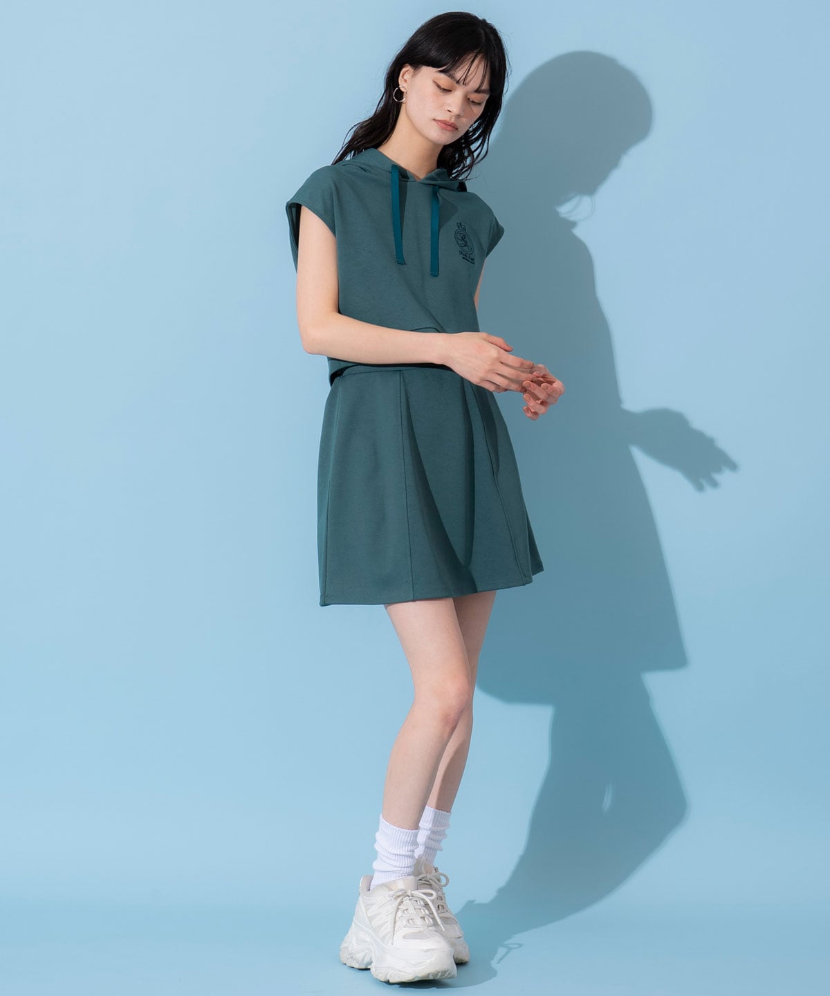 エンブレム刺繍フーディー×フレアスカートセットアップ