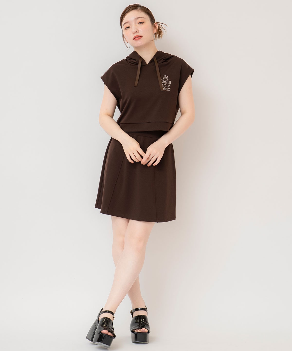 エンブレム刺繍フーディー×フレアスカートセットアップ