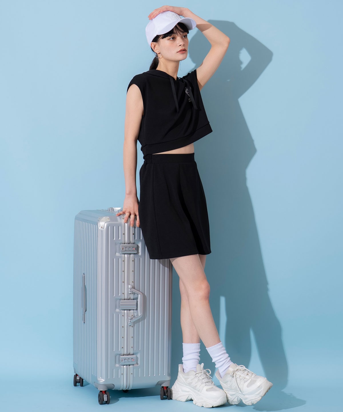 エンブレム刺繍フーディー×フレアスカートセットアップ