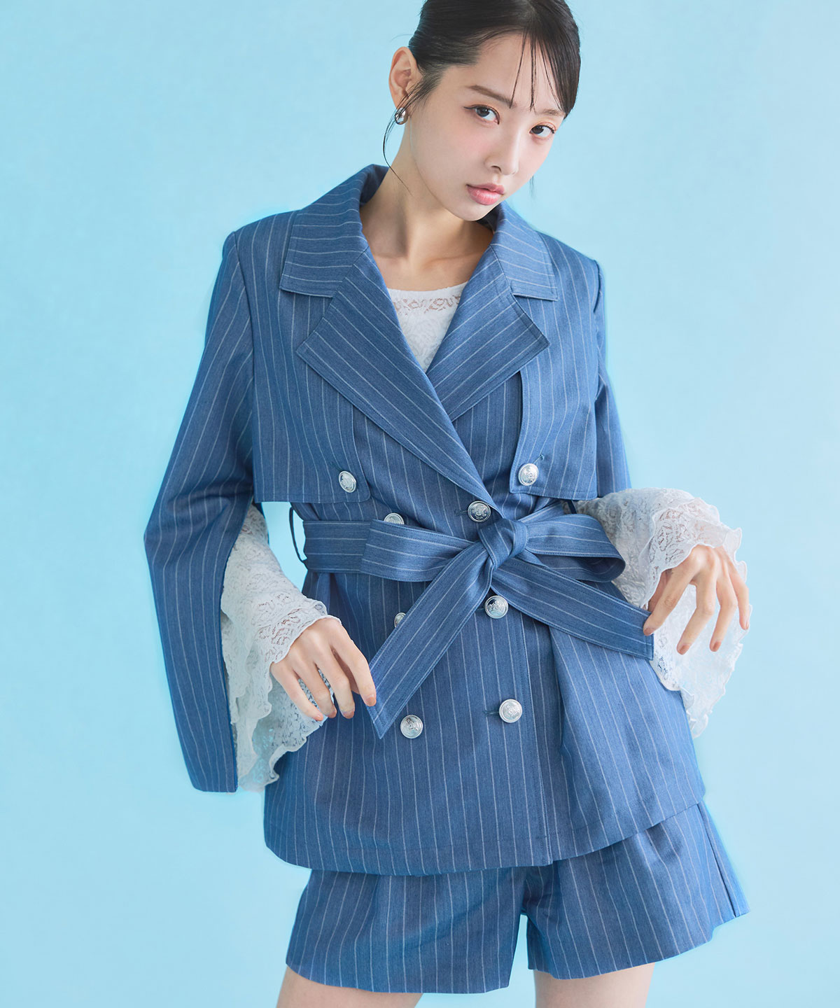 ボリュームスリーブシアーレースブラウス×ベーシックキャミソール