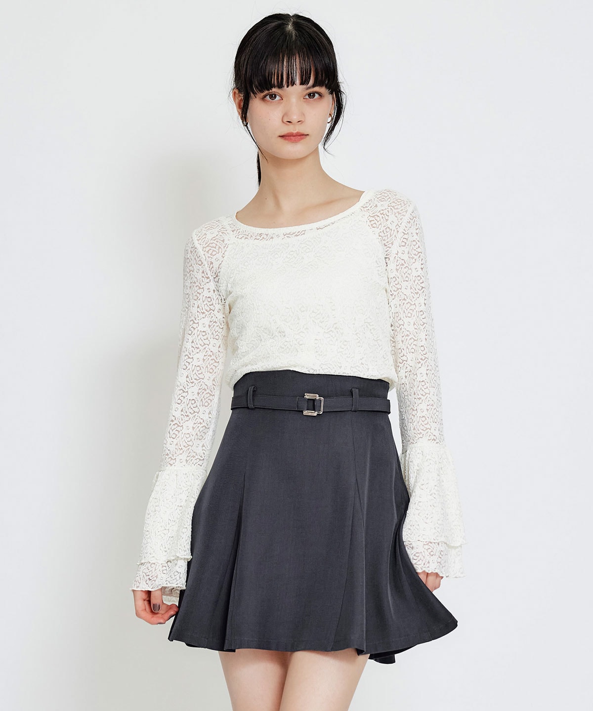 ボリュームスリーブシアーレースブラウス×ベーシックキャミソール