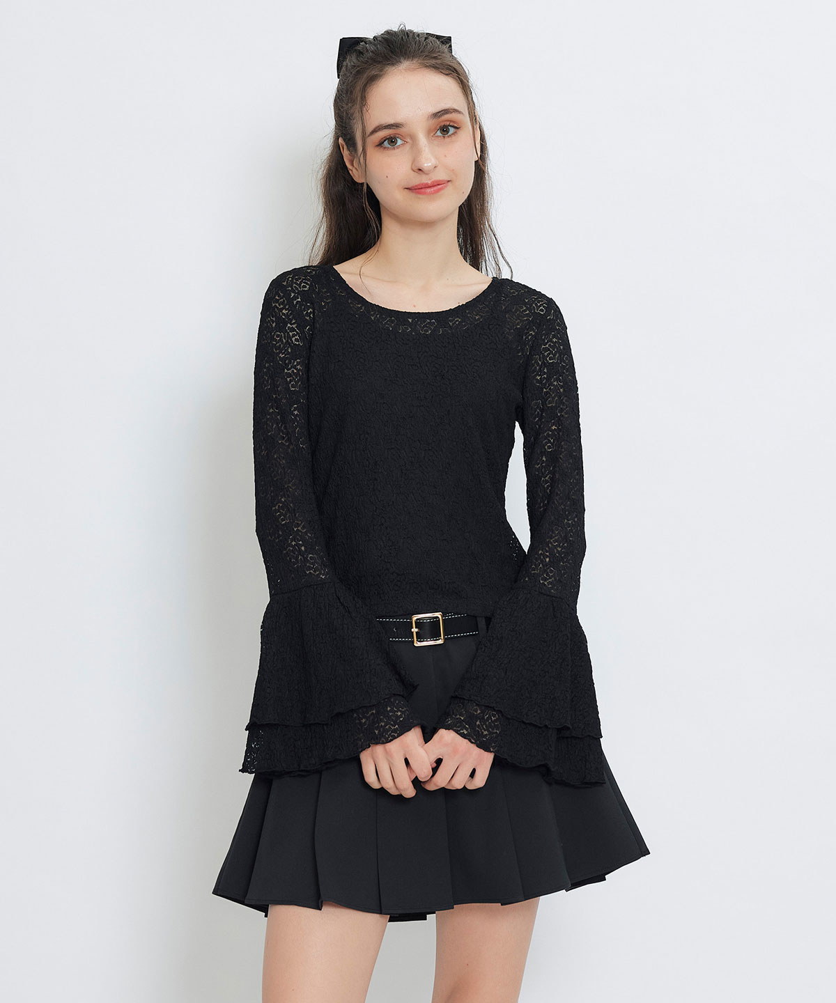 ボリュームスリーブシアーレースブラウス×ベーシックキャミソール