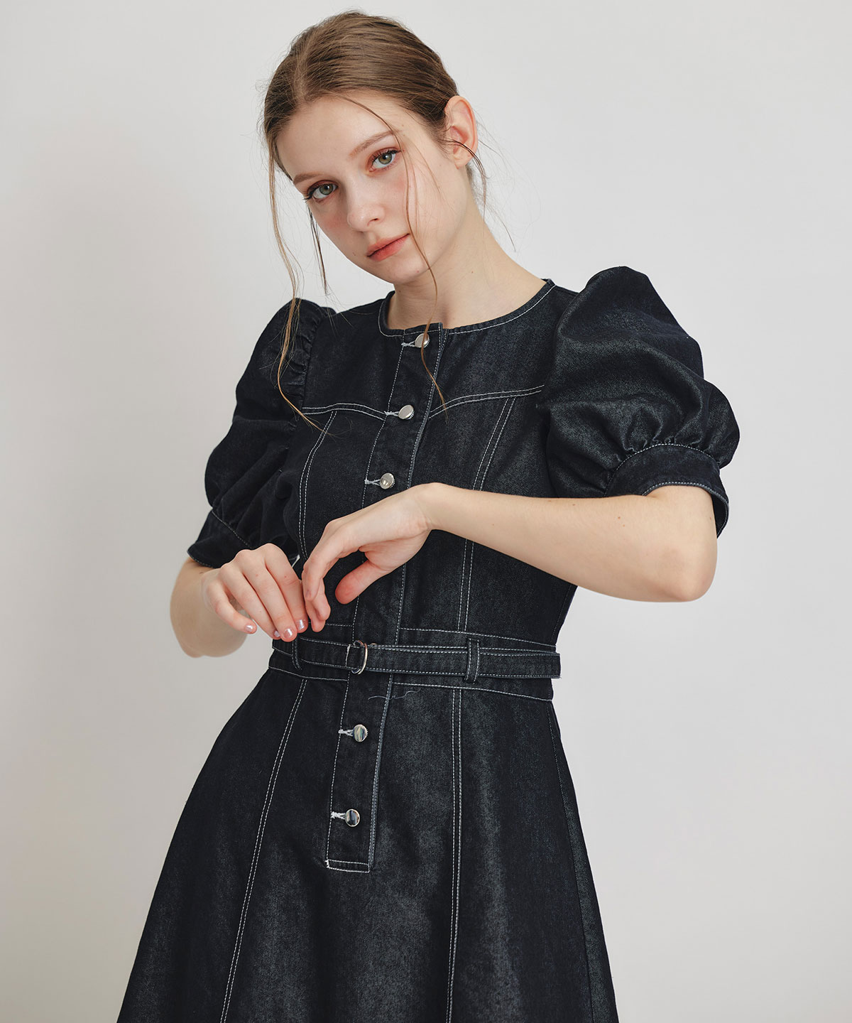 ノーカラーデニムパフフレアロングワンピース