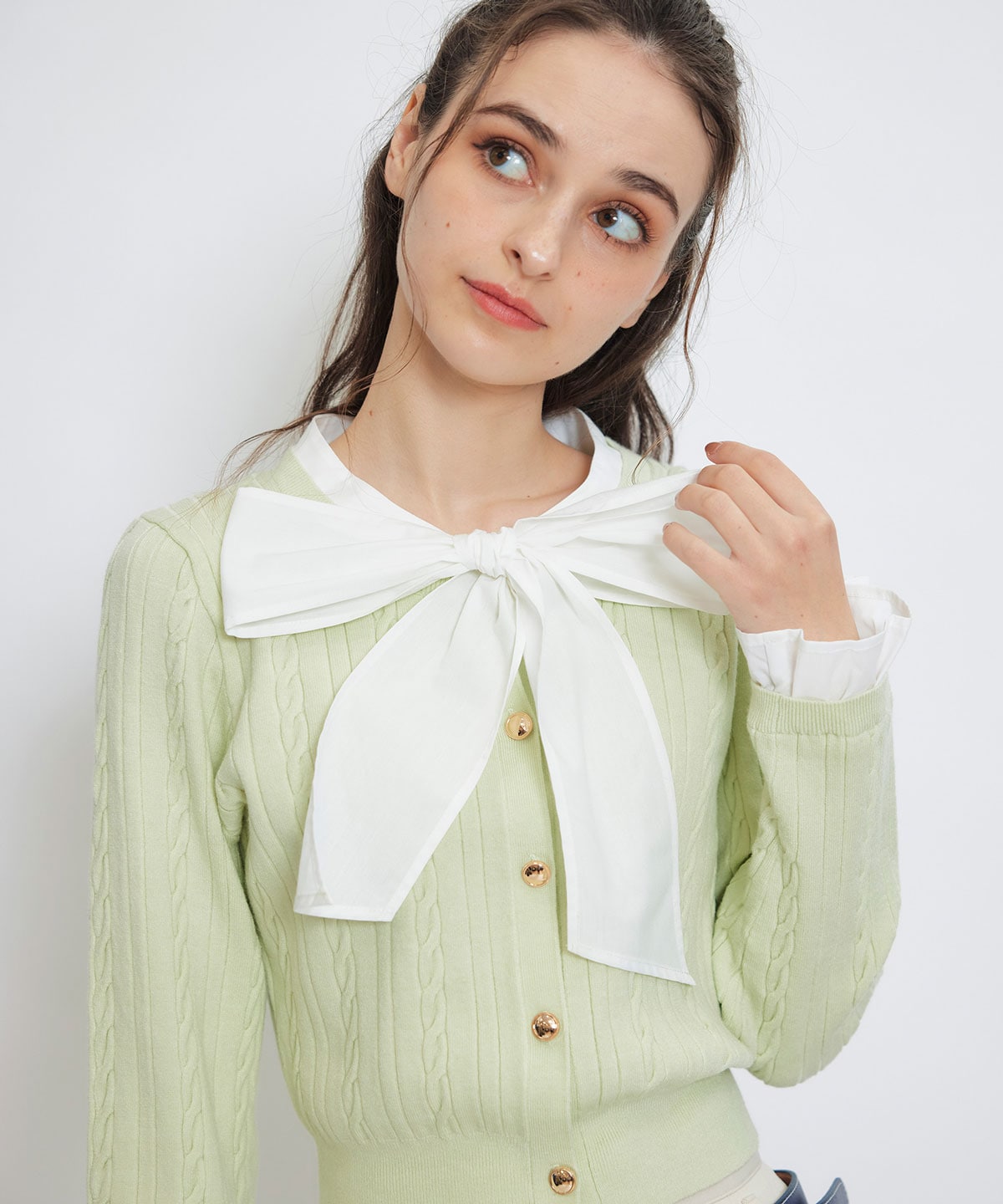 エンブレムボタンケーブルリボンタイニットトップス