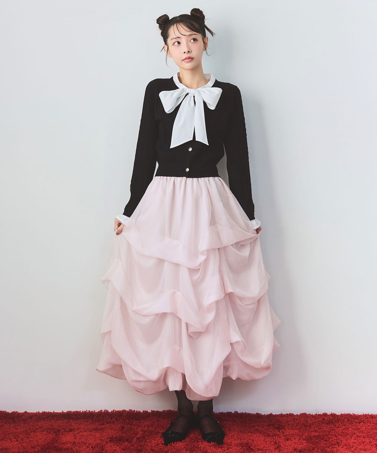 エンブレムボタンケーブルリボンタイニットトップス