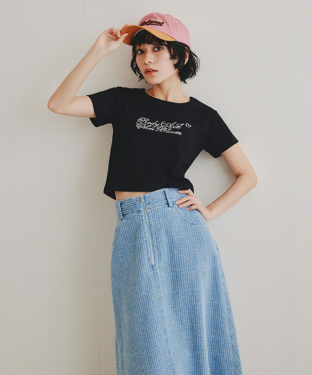 カリグラフィーロゴエンブロイダリークロップドTシャツ