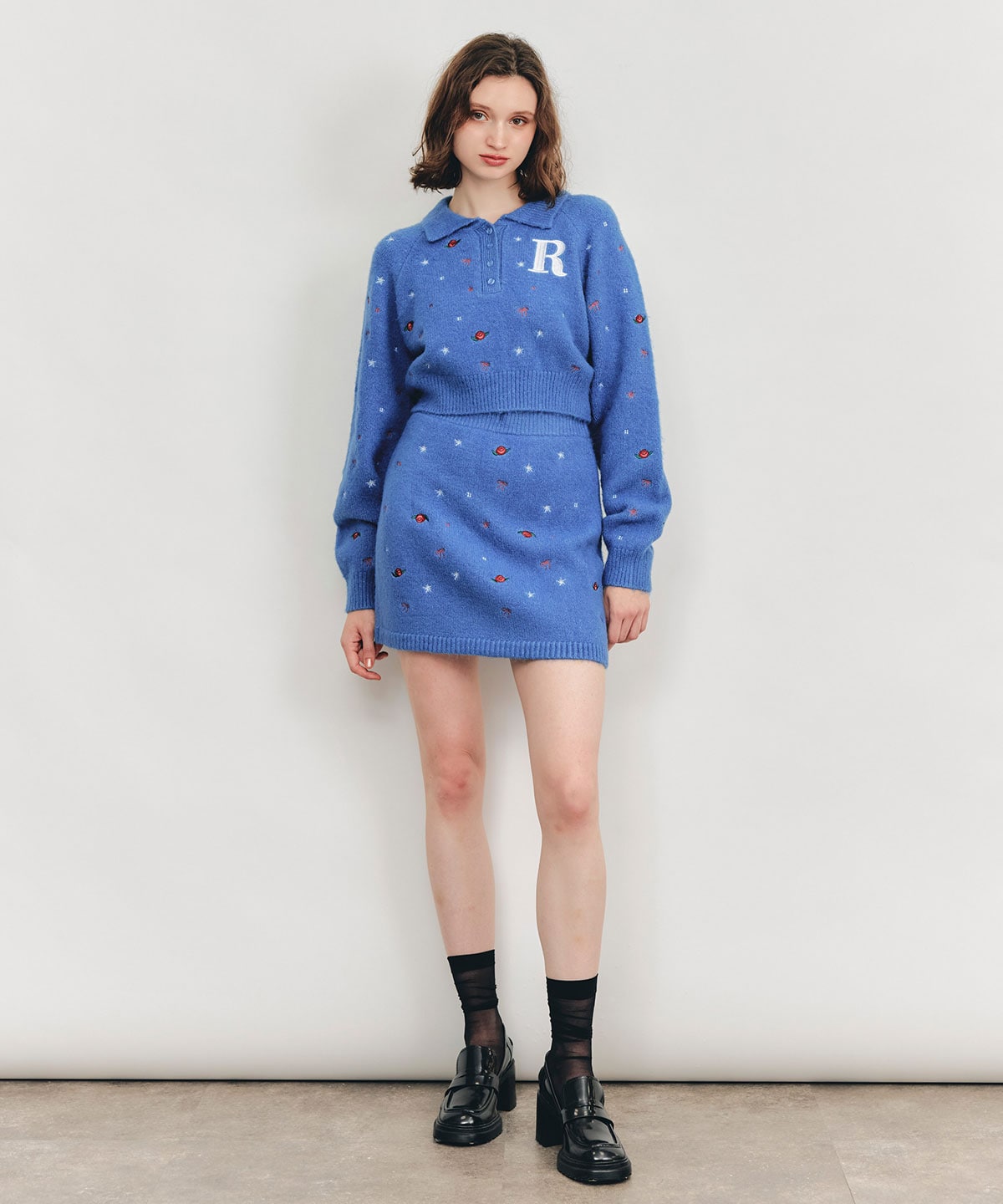 ローズエンブロイダリーポロニット×タイトミニスカートセットアップ