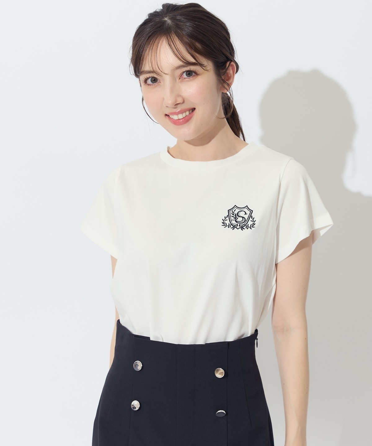 オリジナルエンブレム刺繍Tシャツ(F オフ×ブラック): Swingle｜公式オンラインショップ｜バーンデストローズ