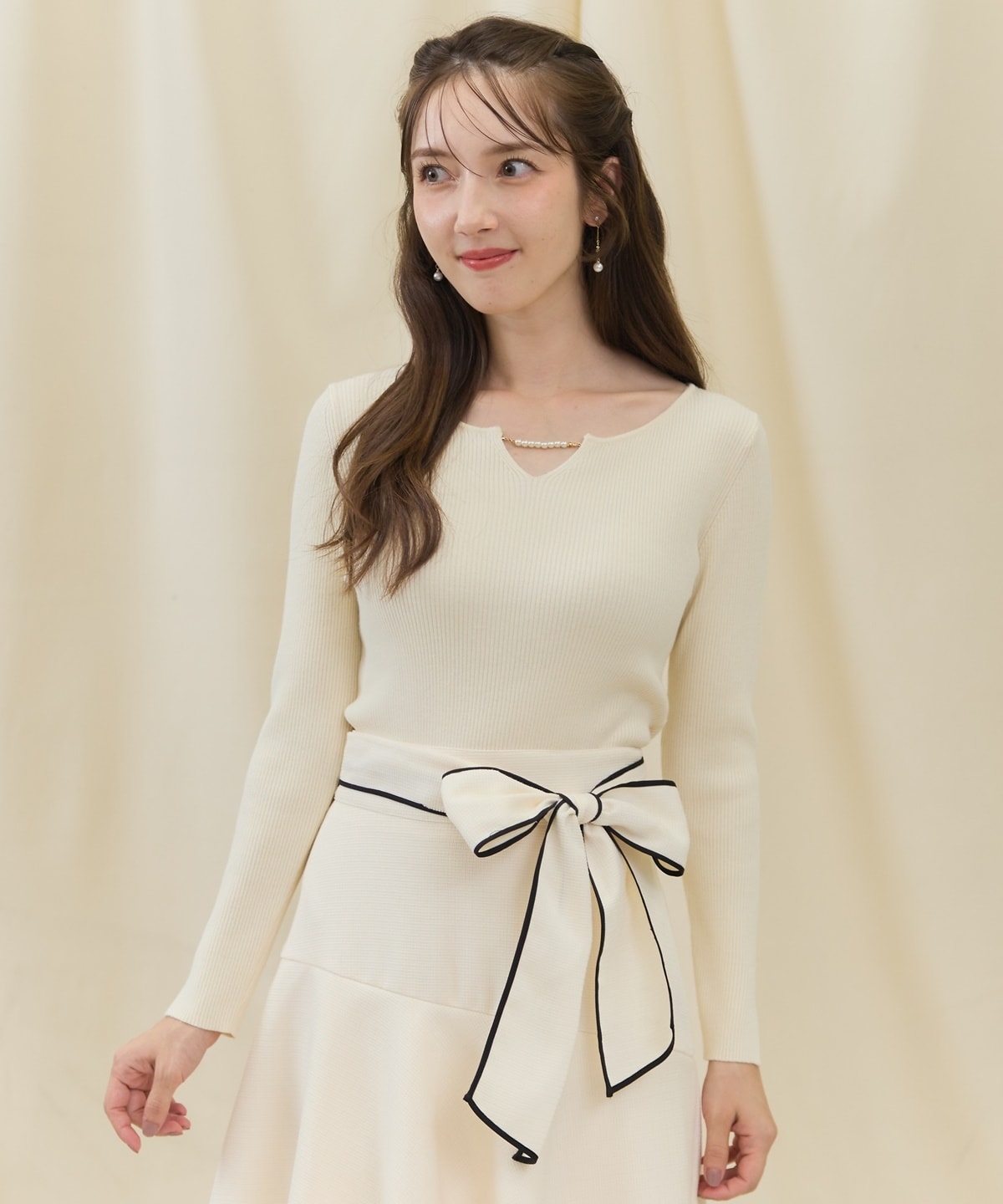 長袖パールキーネックニットプルオーバー