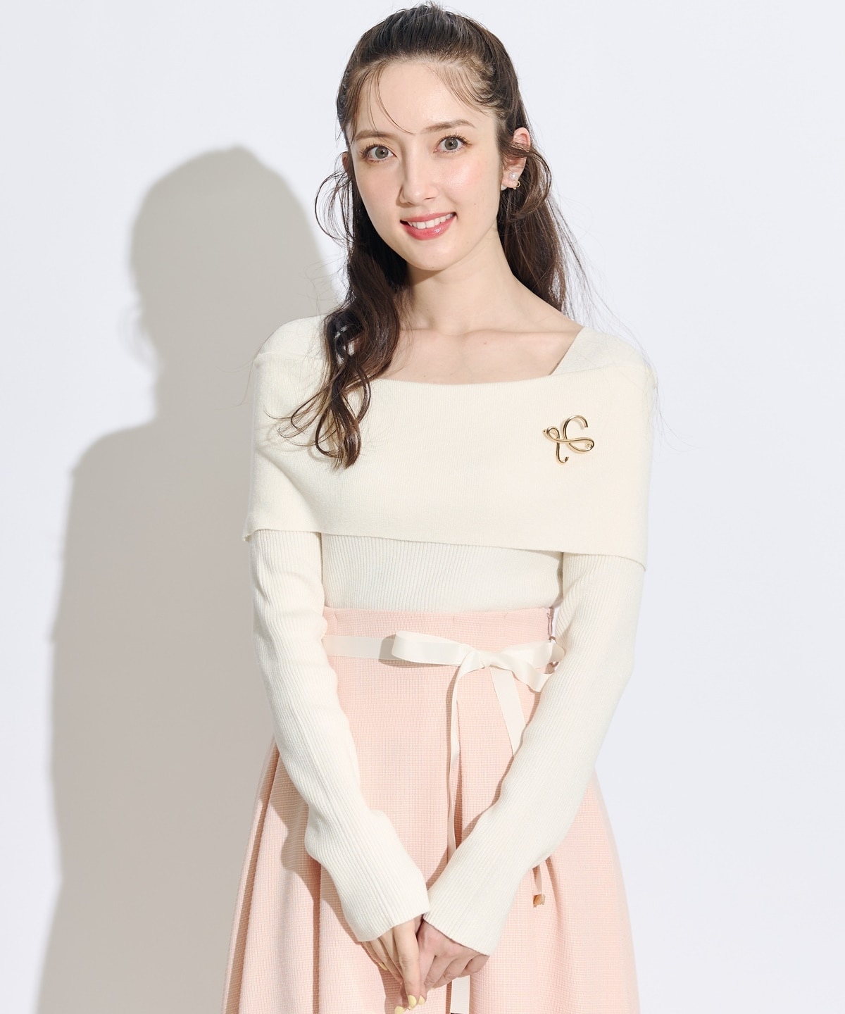 セレクトモチーフブローチ付きオフショルラメニットプルオーバー