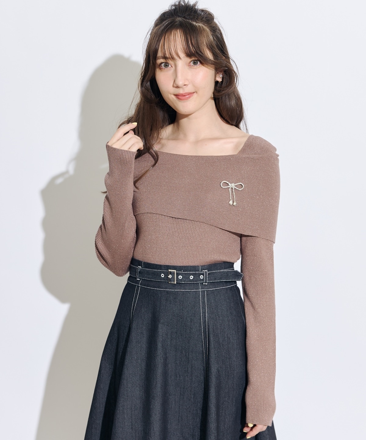 セレクトモチーフブローチ付きオフショルラメニットプルオーバー