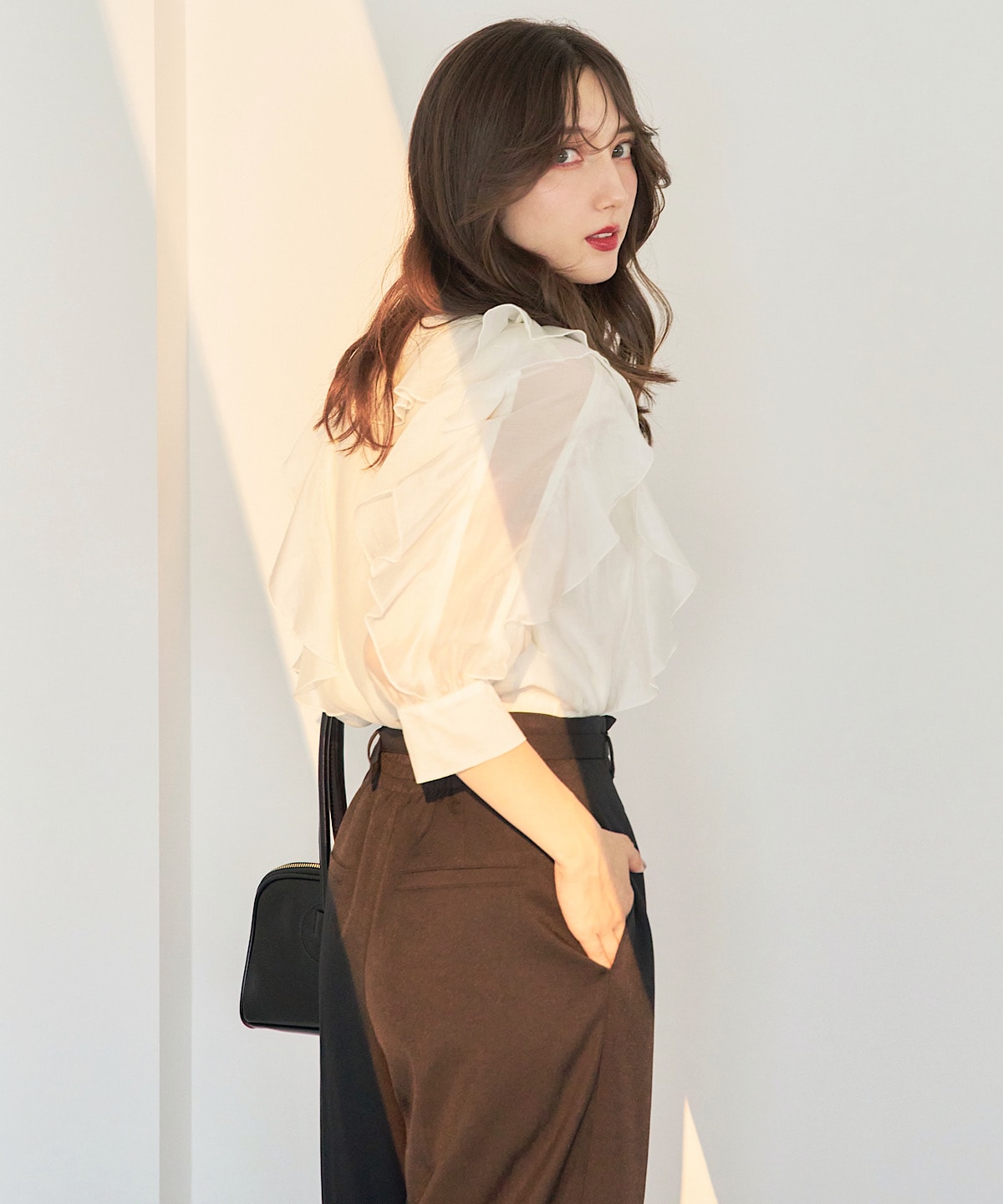 キーネックラッフルフリルブラウス