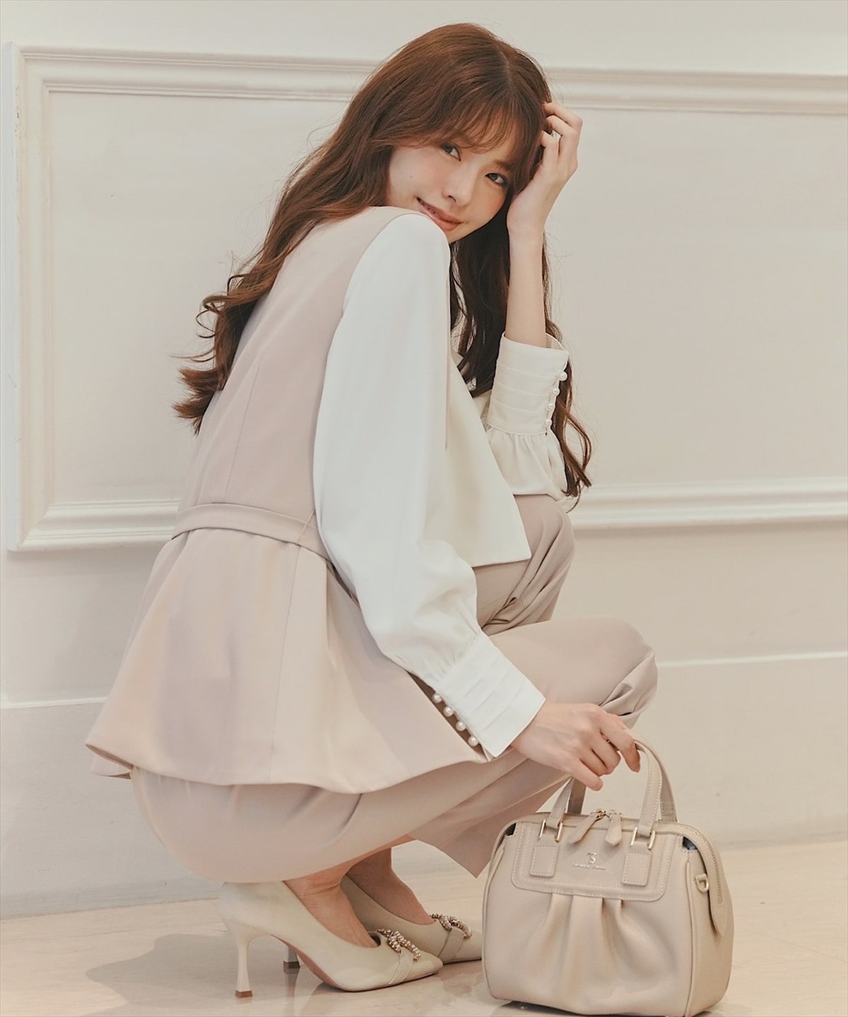 タックディテールボウタイブラウス