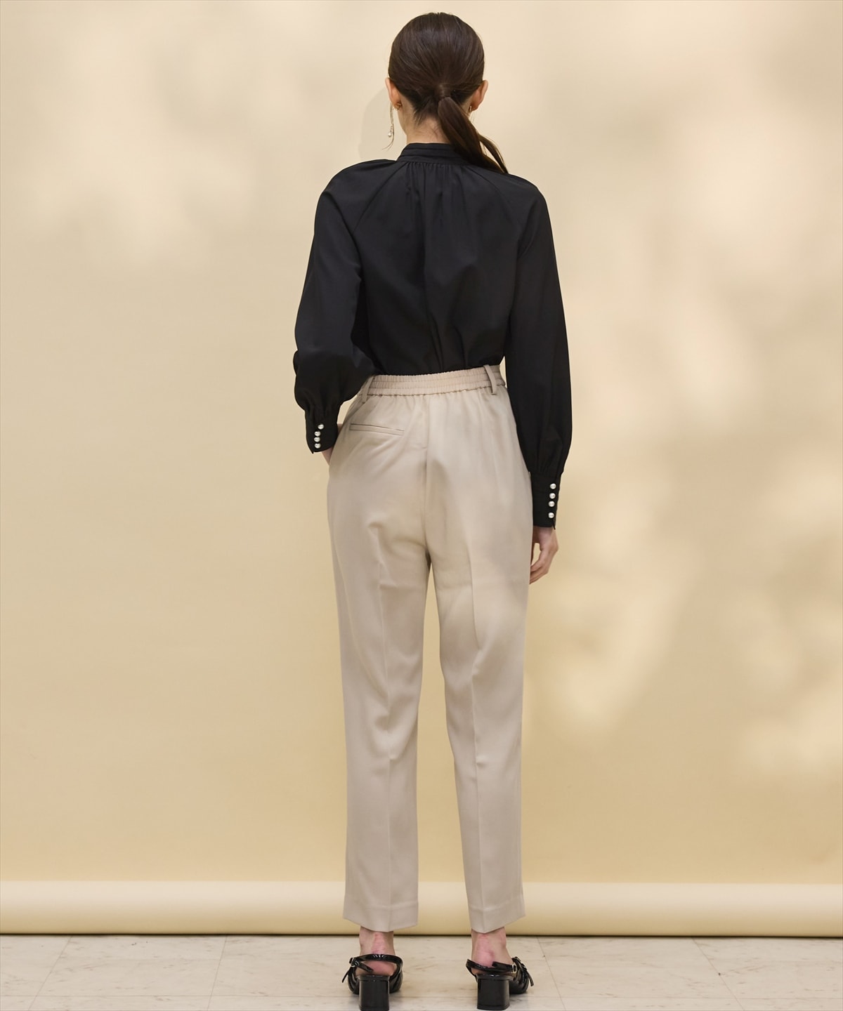 タックディテールボウタイブラウス