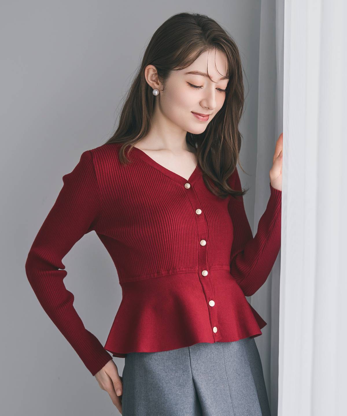 ペプラムリブ金ボタンニット