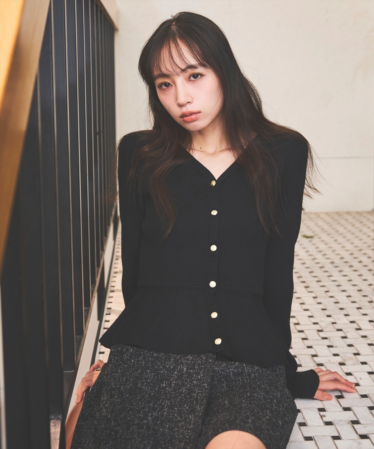 ペプラムリブ金ボタンニット