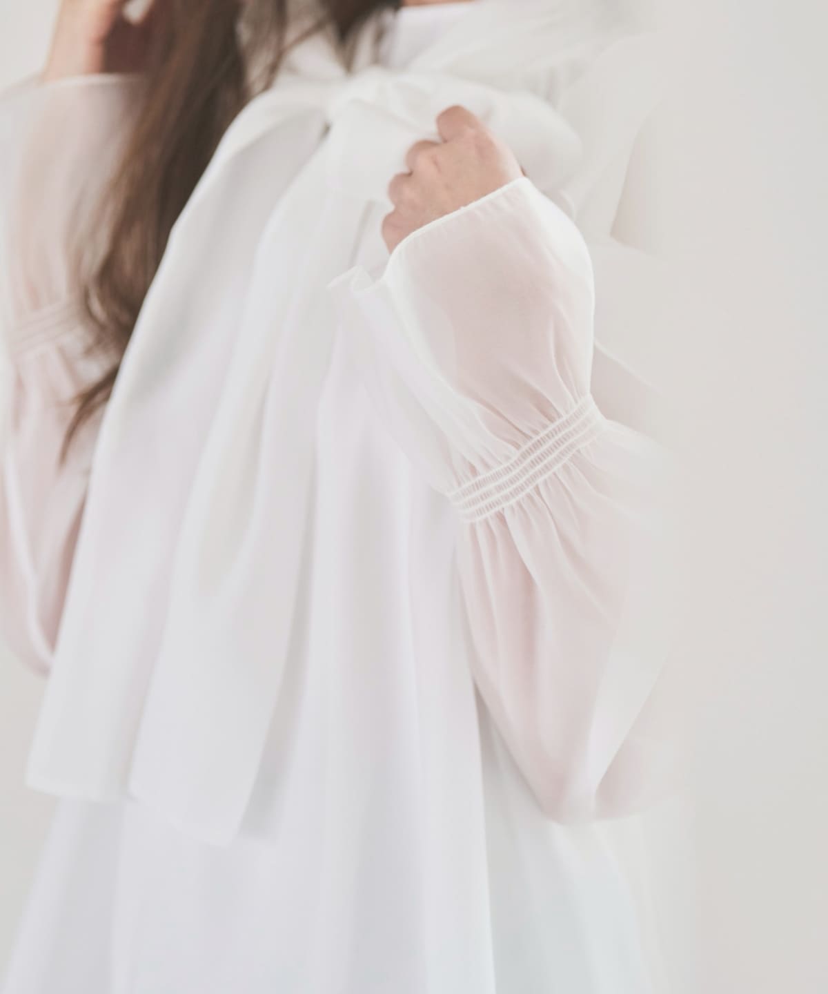 オフショルフリルシアーブラウス