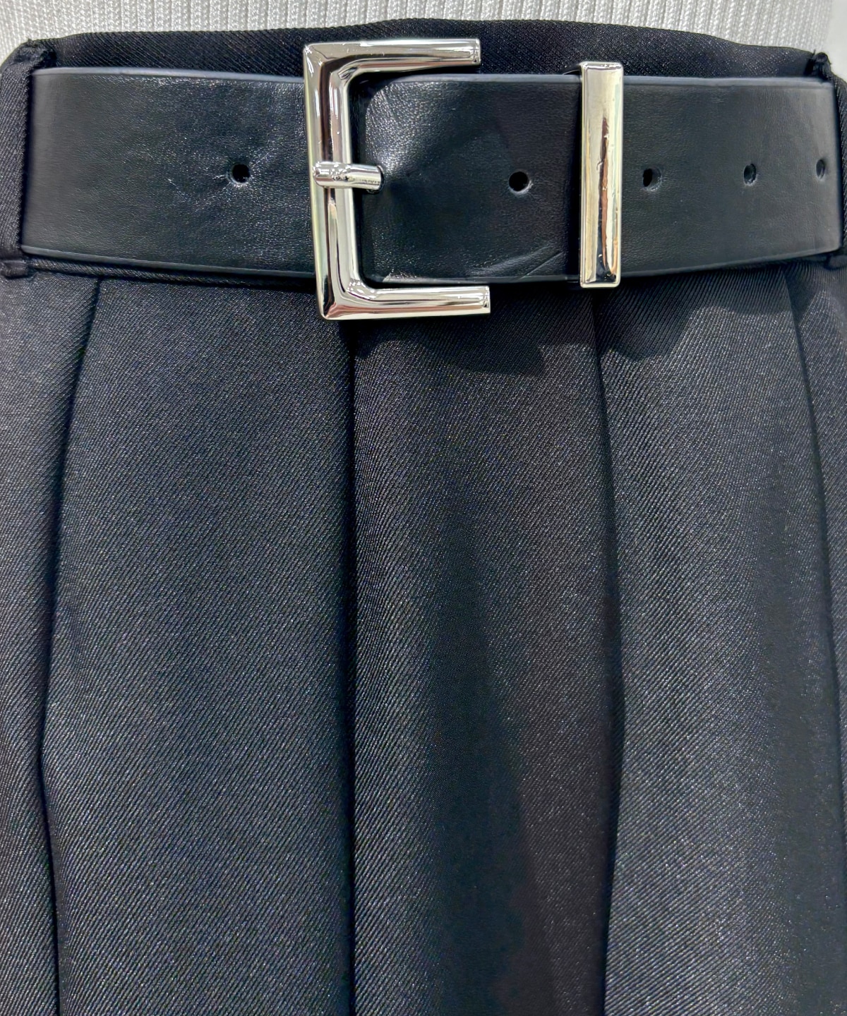 ベルト付きプリーツミディ丈スカート