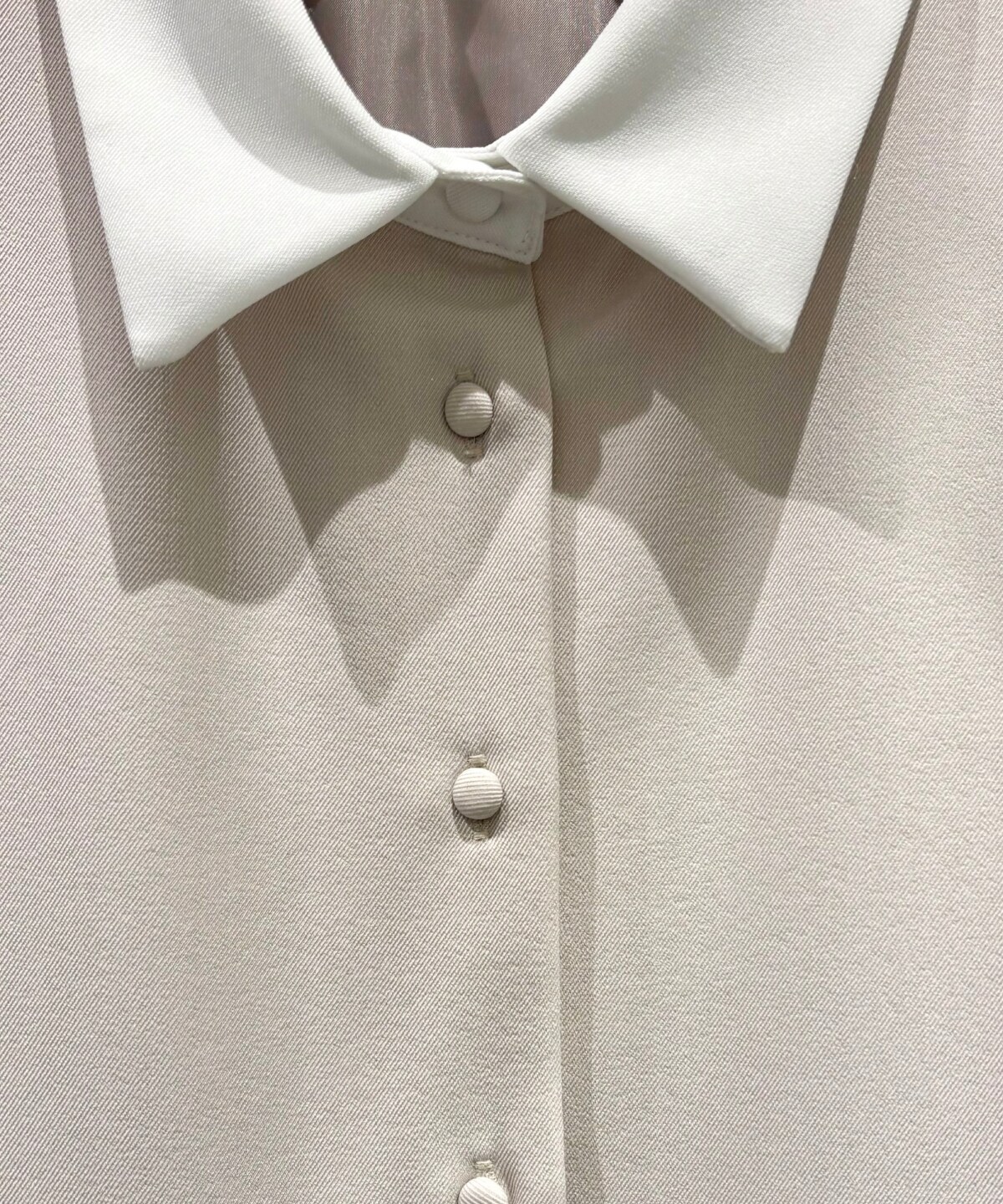 リボンタイ付き白襟タックフレアワンピース