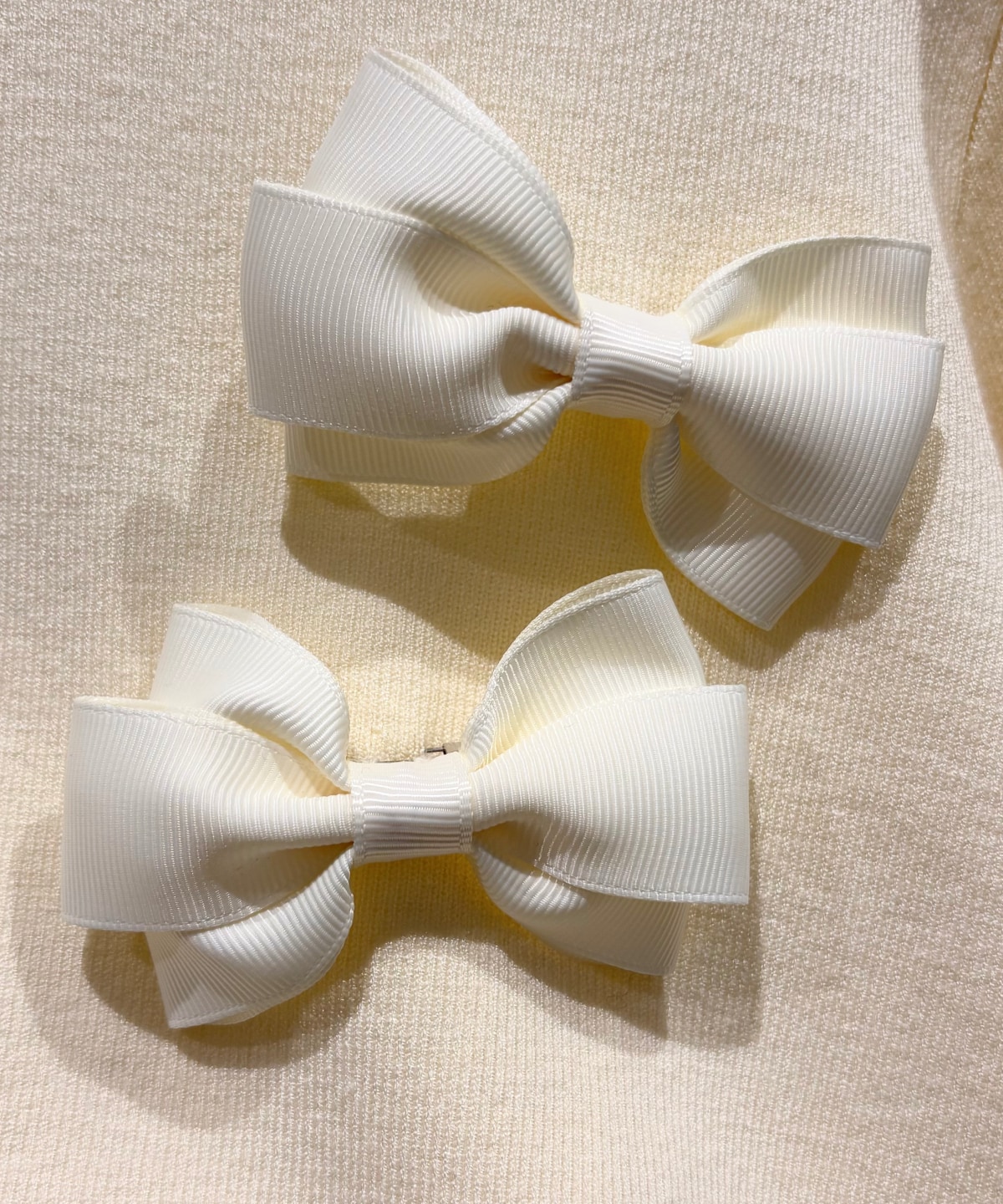 リボンブローチ付きカーディガン