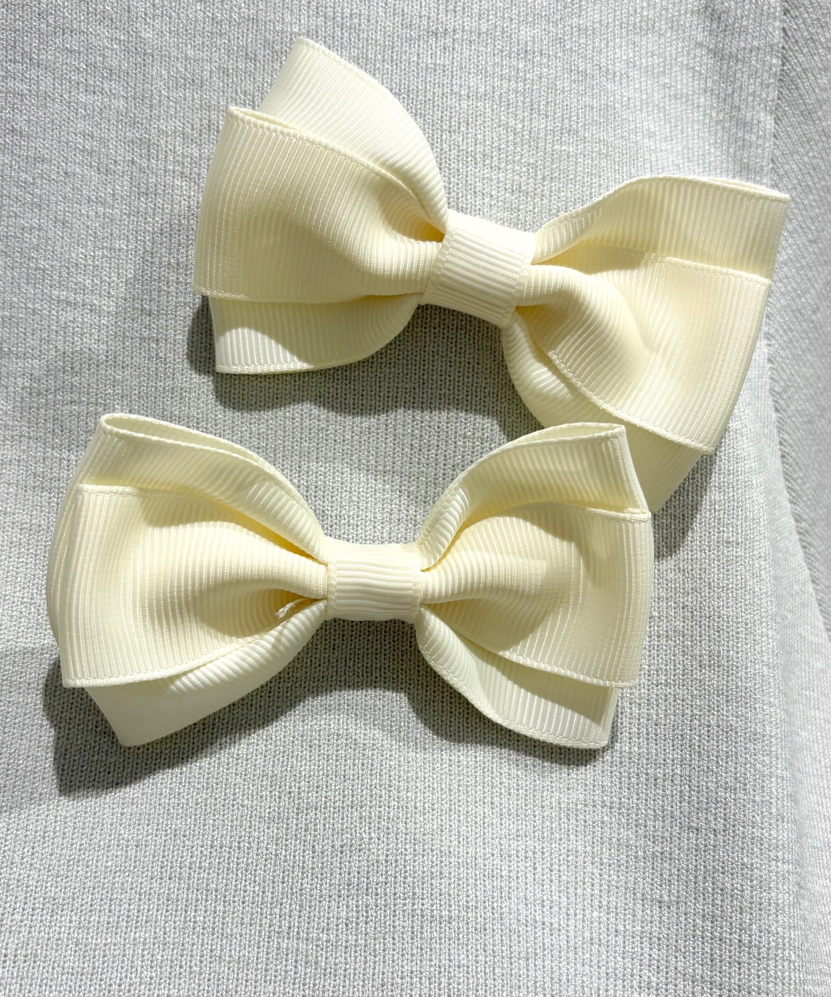 リボンブローチ付きカーディガン