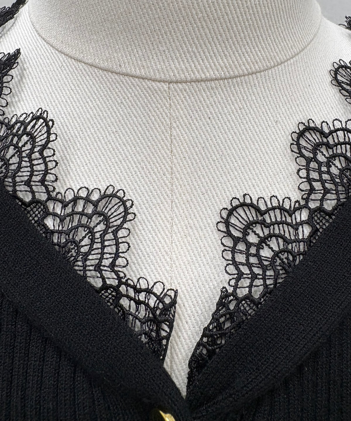 【2/13(Fri)予約開始】レースネックペプラムニット