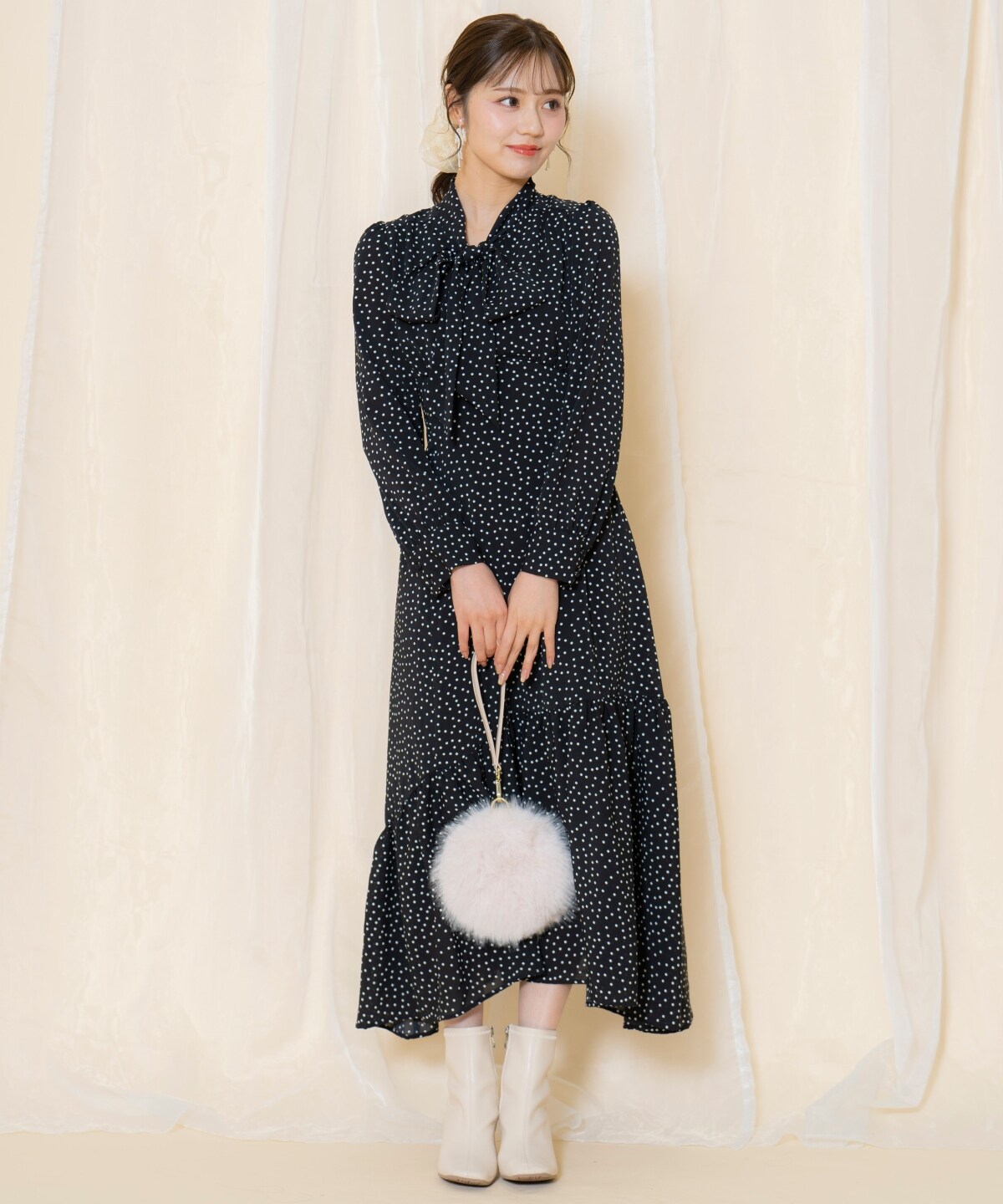 ドット柄ギャザーヘムボウタイワンピース
