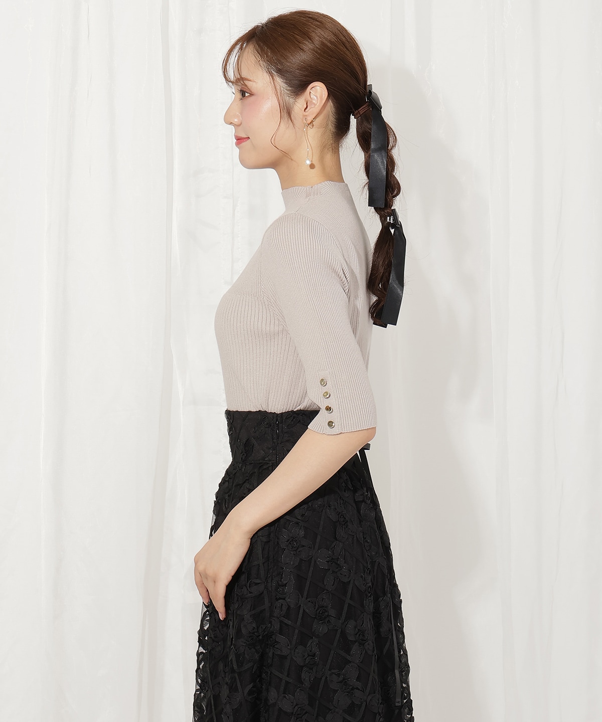 袖口ボタンボトルネックリブニット