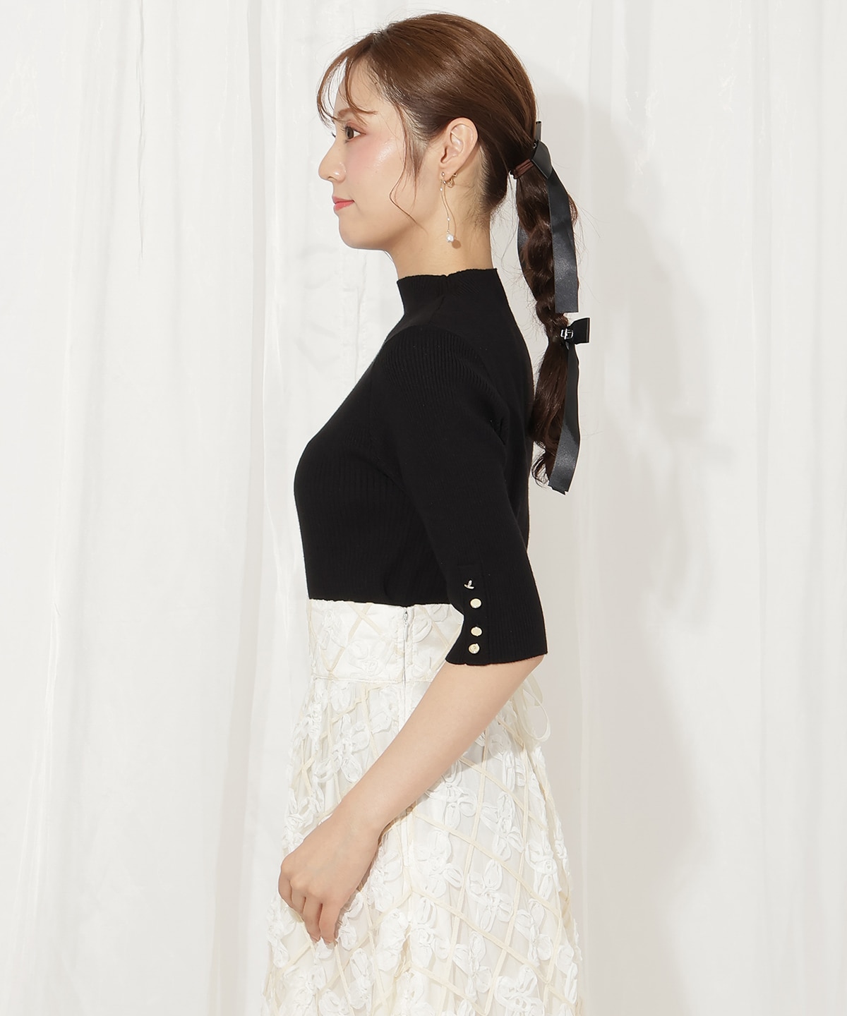 袖口ボタンボトルネックリブニット