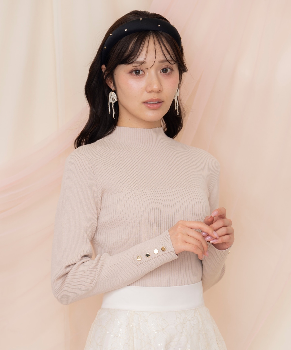 袖口ボタンボトルネックリブニット