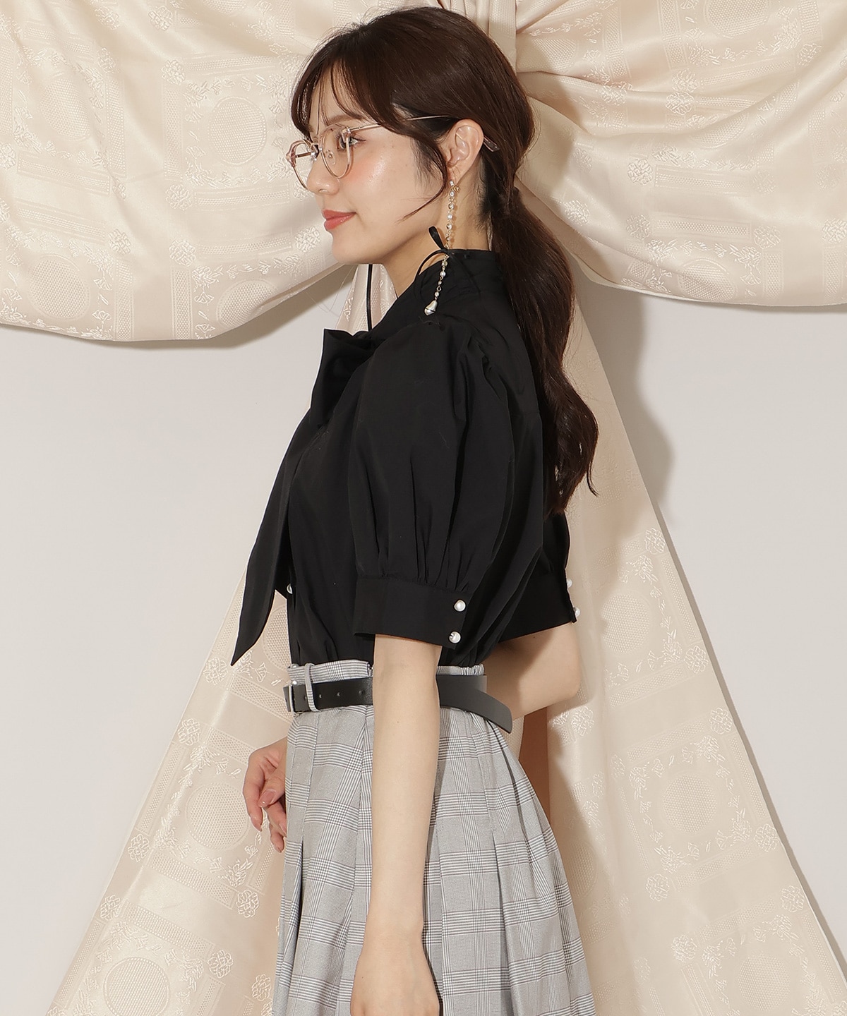 モノグラム刺しゅうリボンタイブラウス