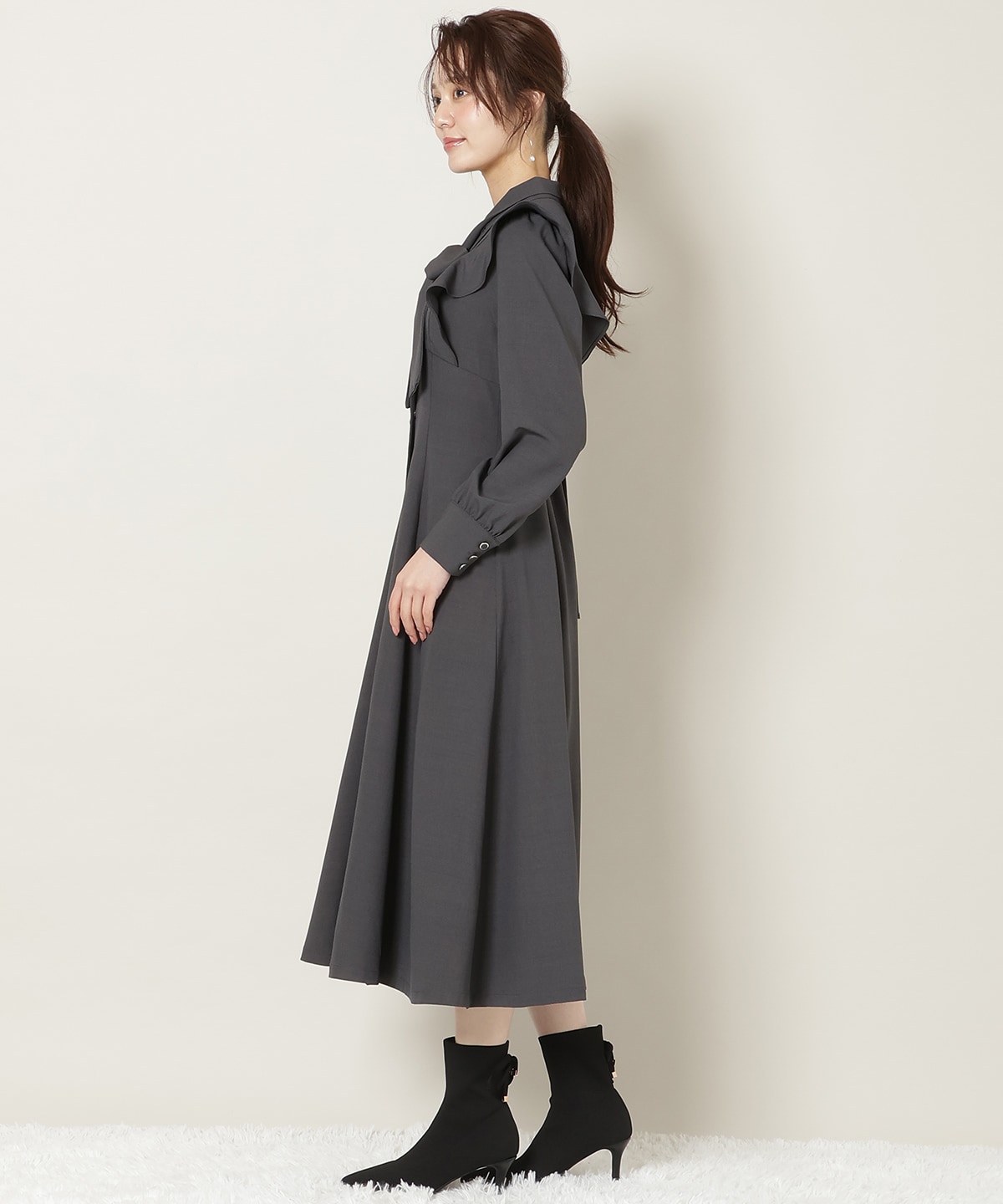 リボンタイラッフルフレアワンピース