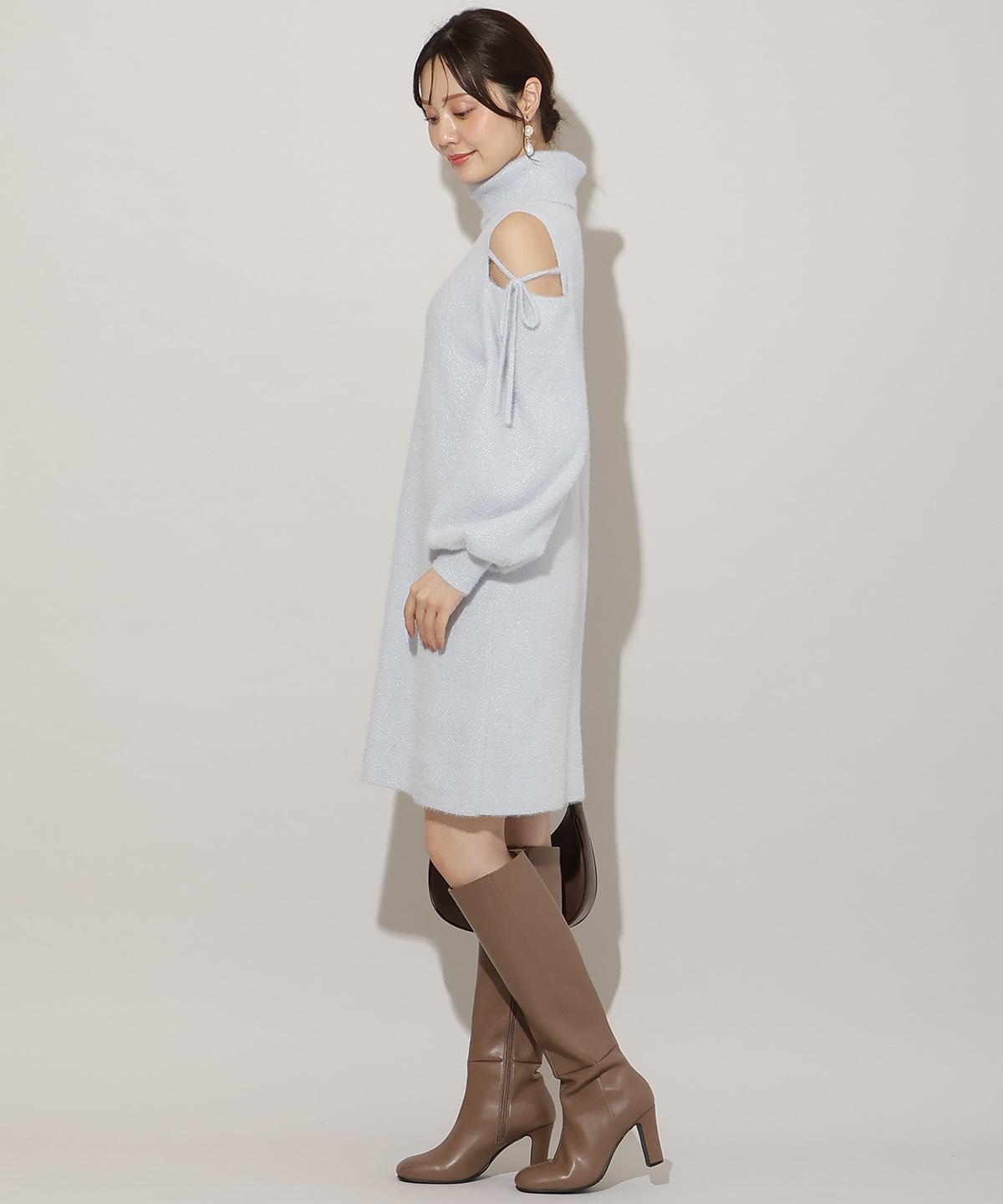 オープンショルダーラメフェザーニットワンピース