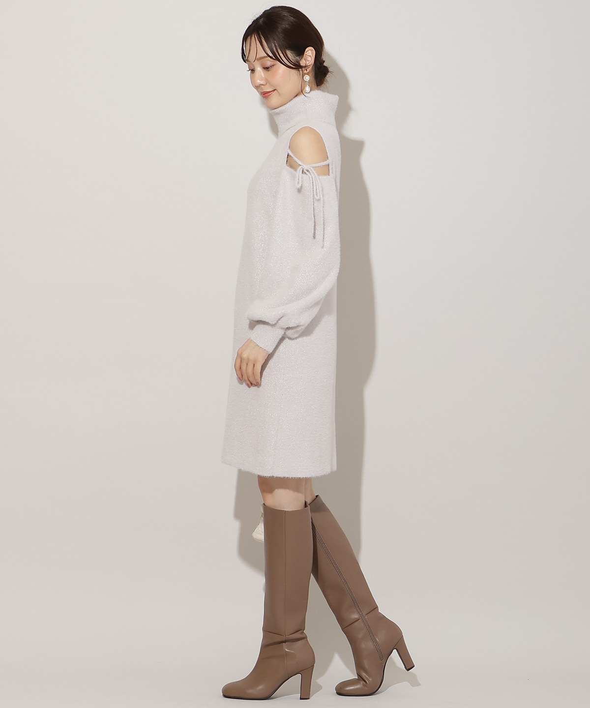 オープンショルダーラメフェザーニットワンピース