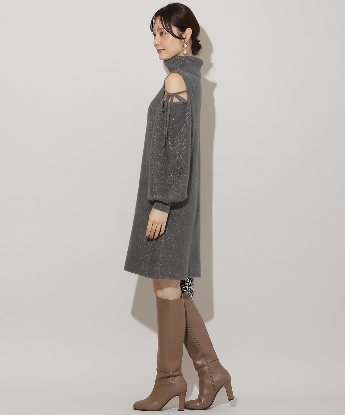 オープンショルダーラメフェザーニットワンピース