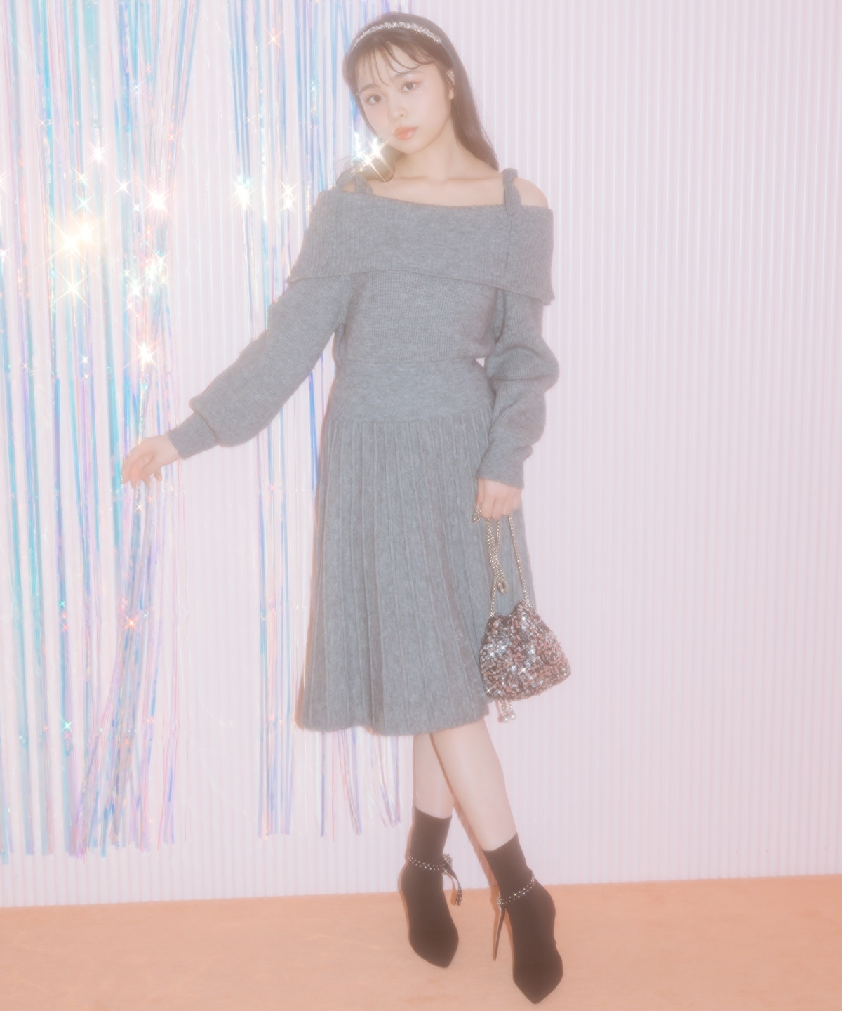 【12/18(thu) 12時予約スタート】オープンショルダープリーツニットOP