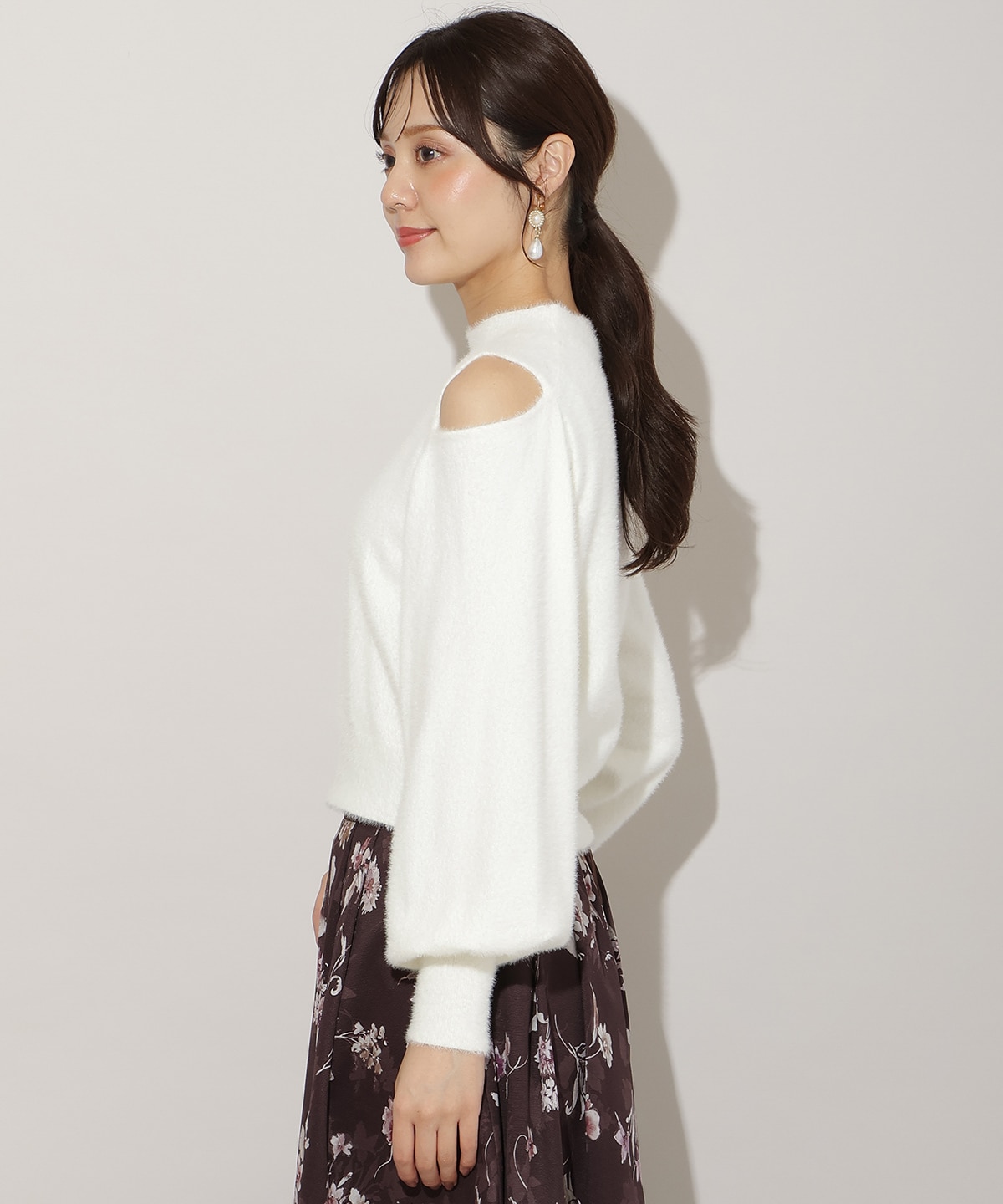 ショルダースリットフェザープルオーバー