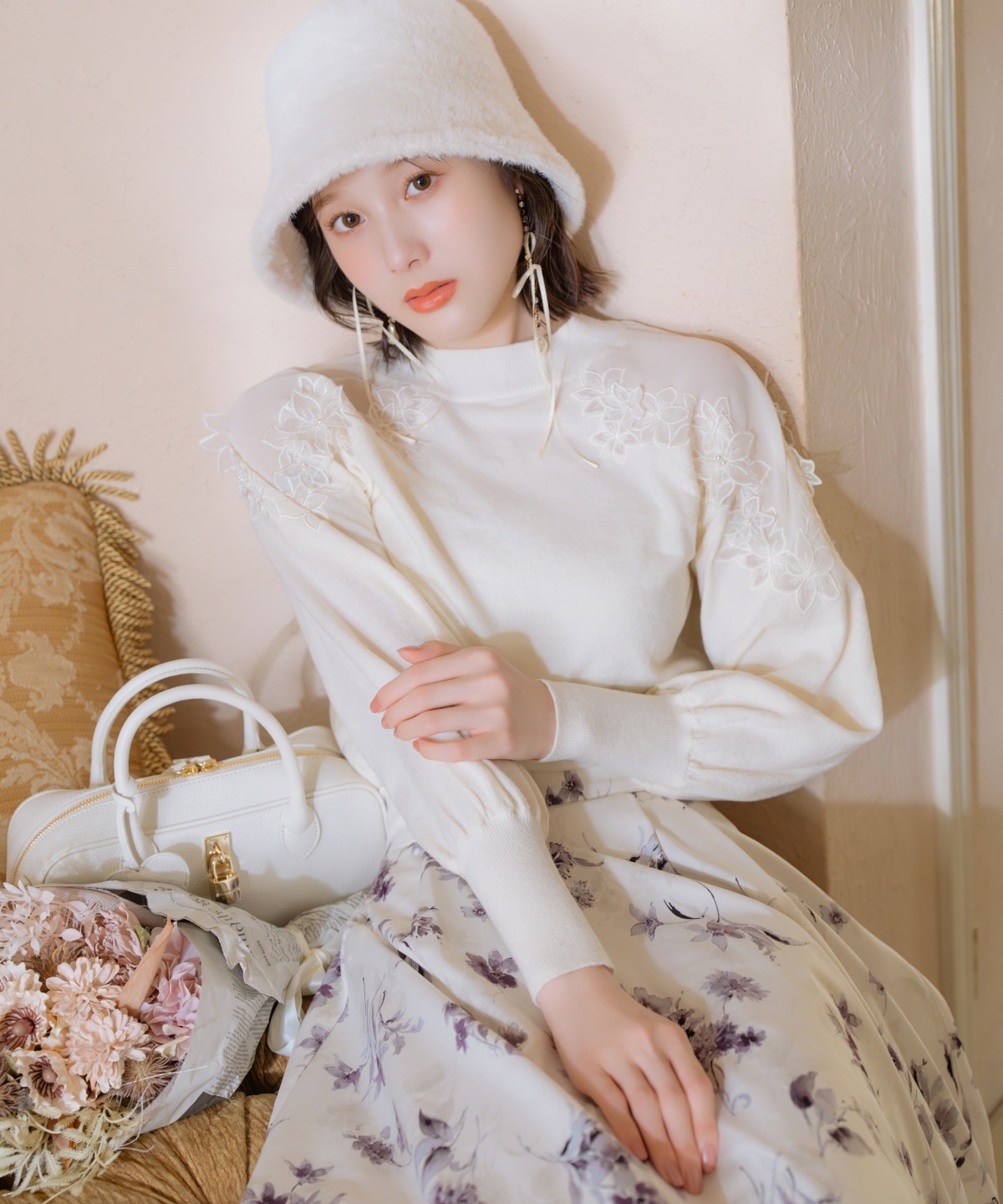 ショルダーエンブロイダリーニット