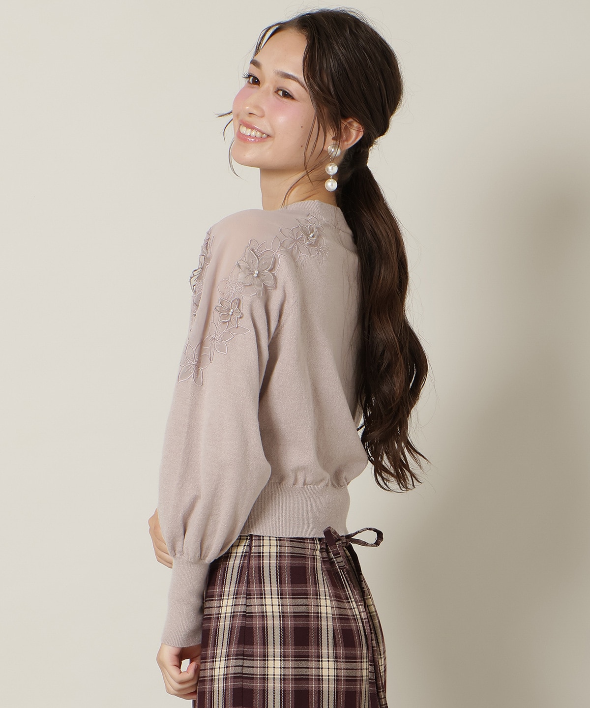 ショルダーエンブロイダリーニット