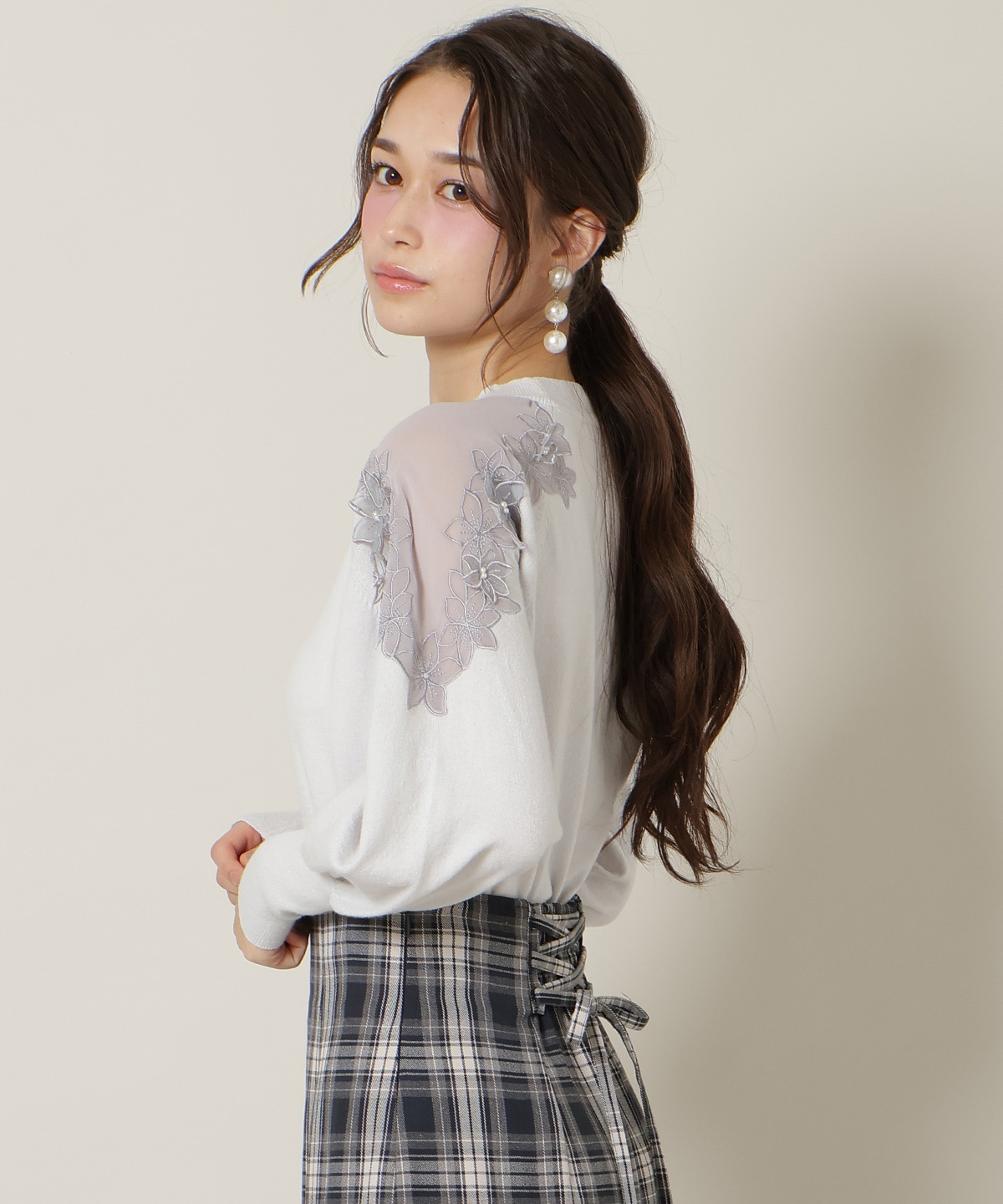 ショルダーエンブロイダリーニット