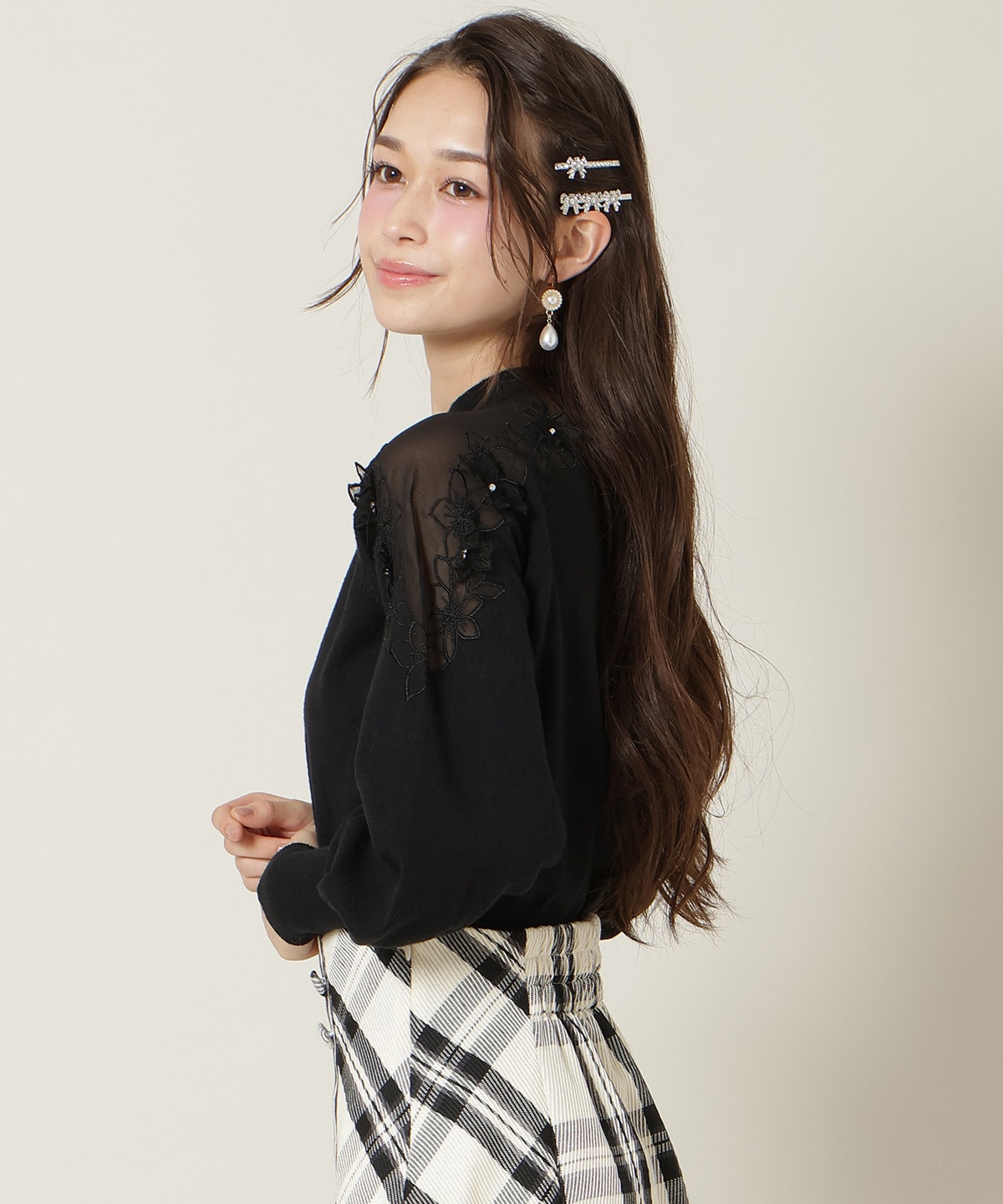 ショルダーエンブロイダリーニット