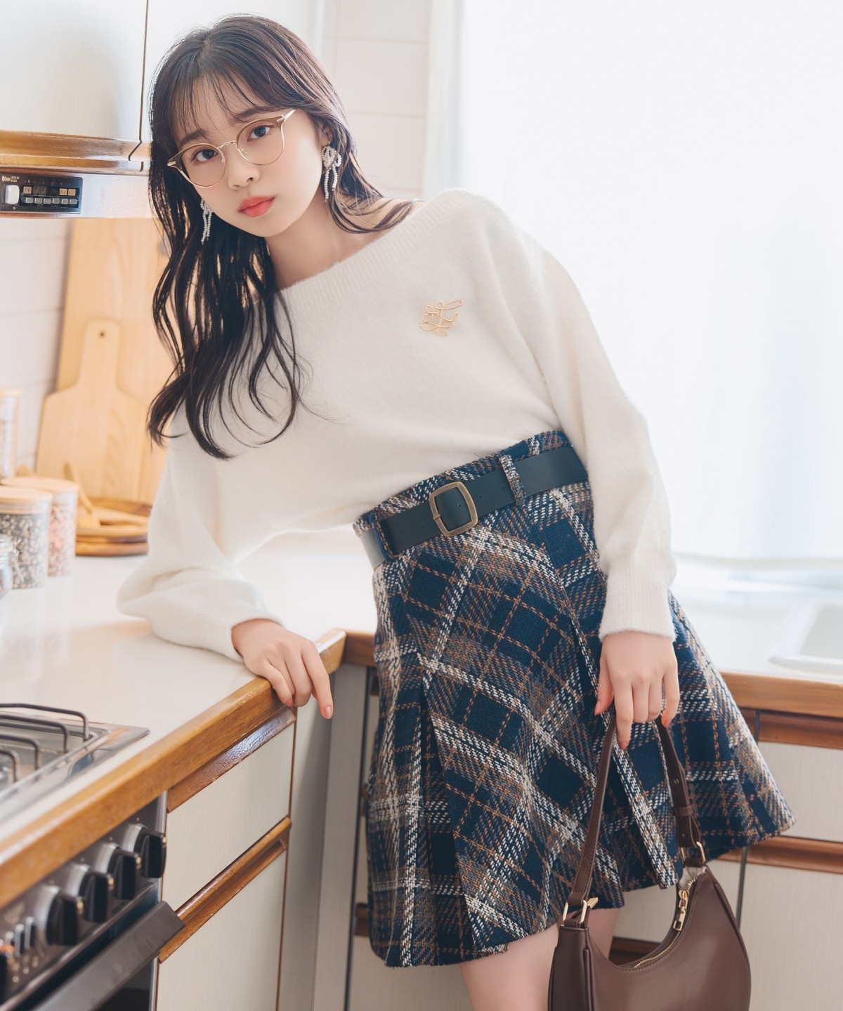 ブローチ付きオフショルニット