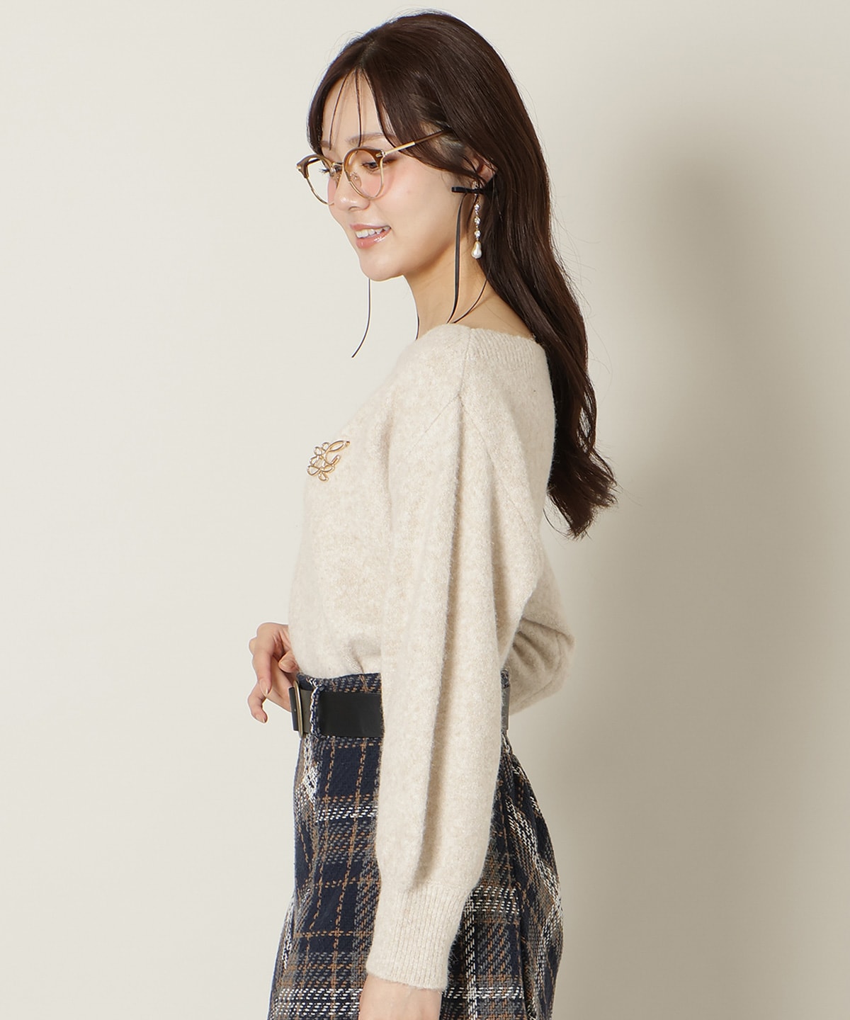 ブローチ付きオフショルニット