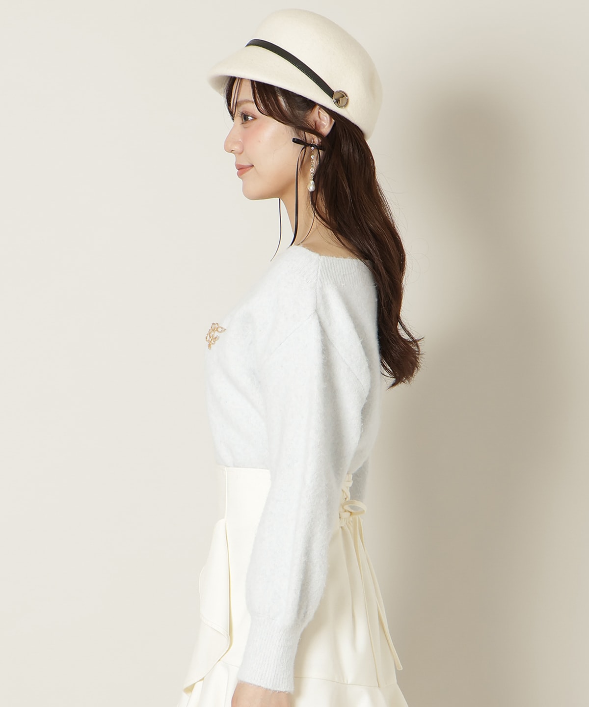 ブローチ付きオフショルニット