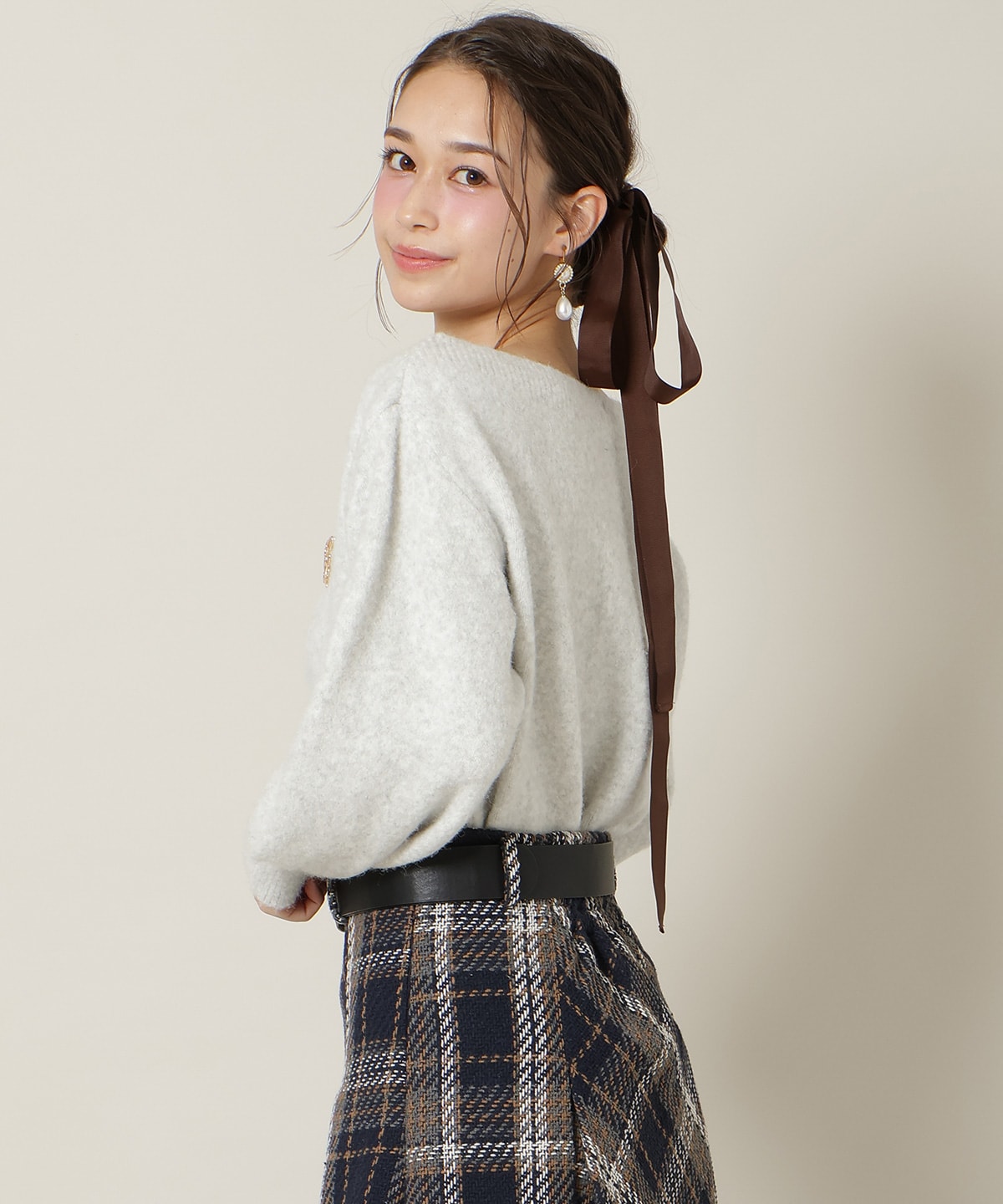 ブローチ付きオフショルニット